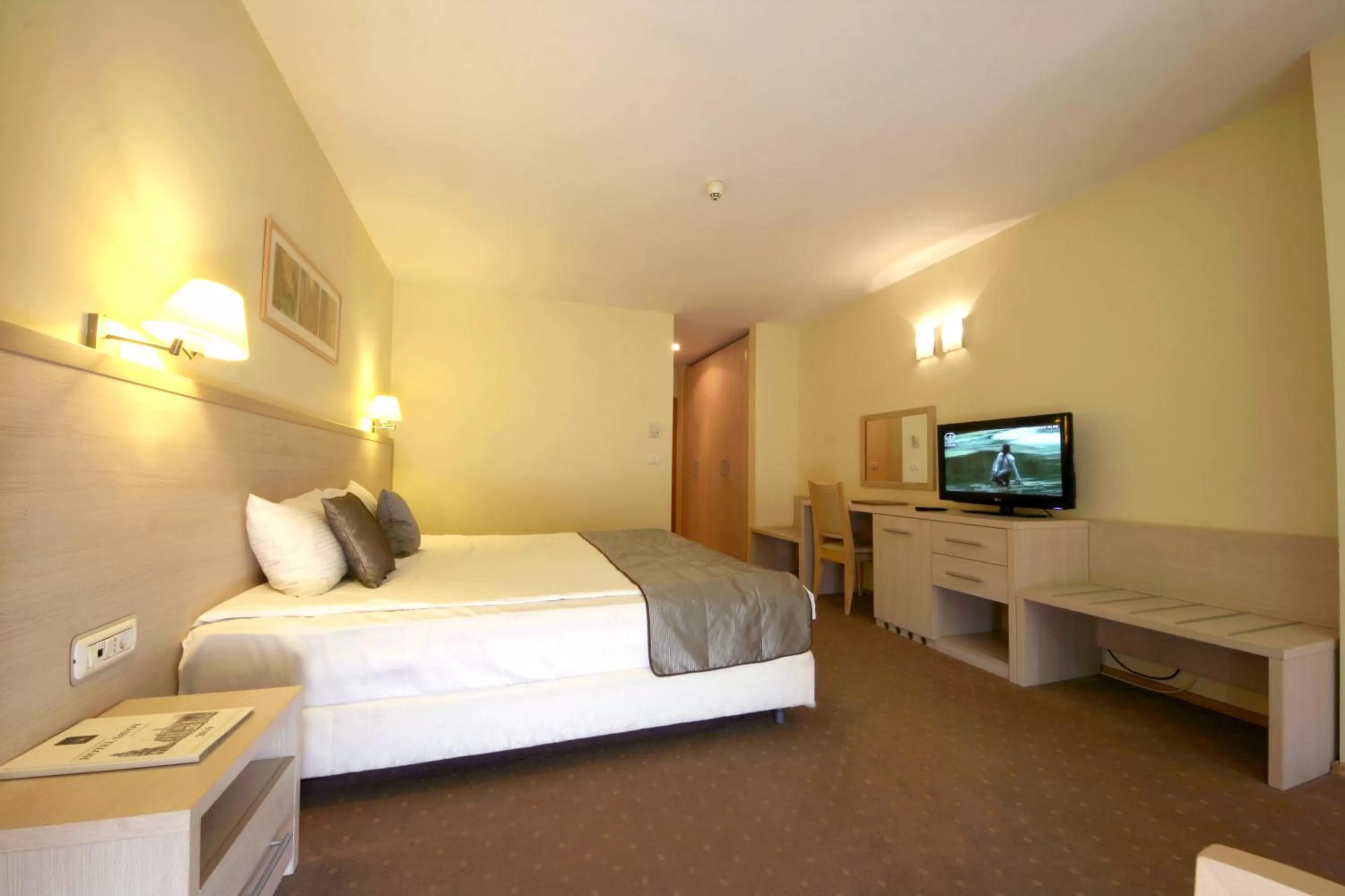 Photo of the whole room, Bed in Savoy Hotel