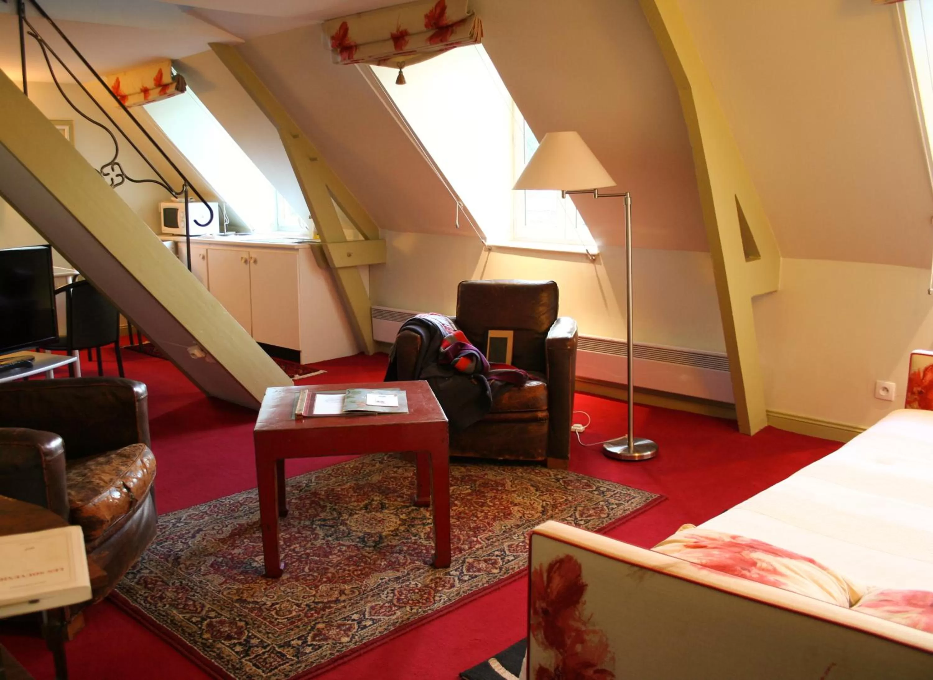 Bed, Seating Area in Relais Hôtelier Douce France