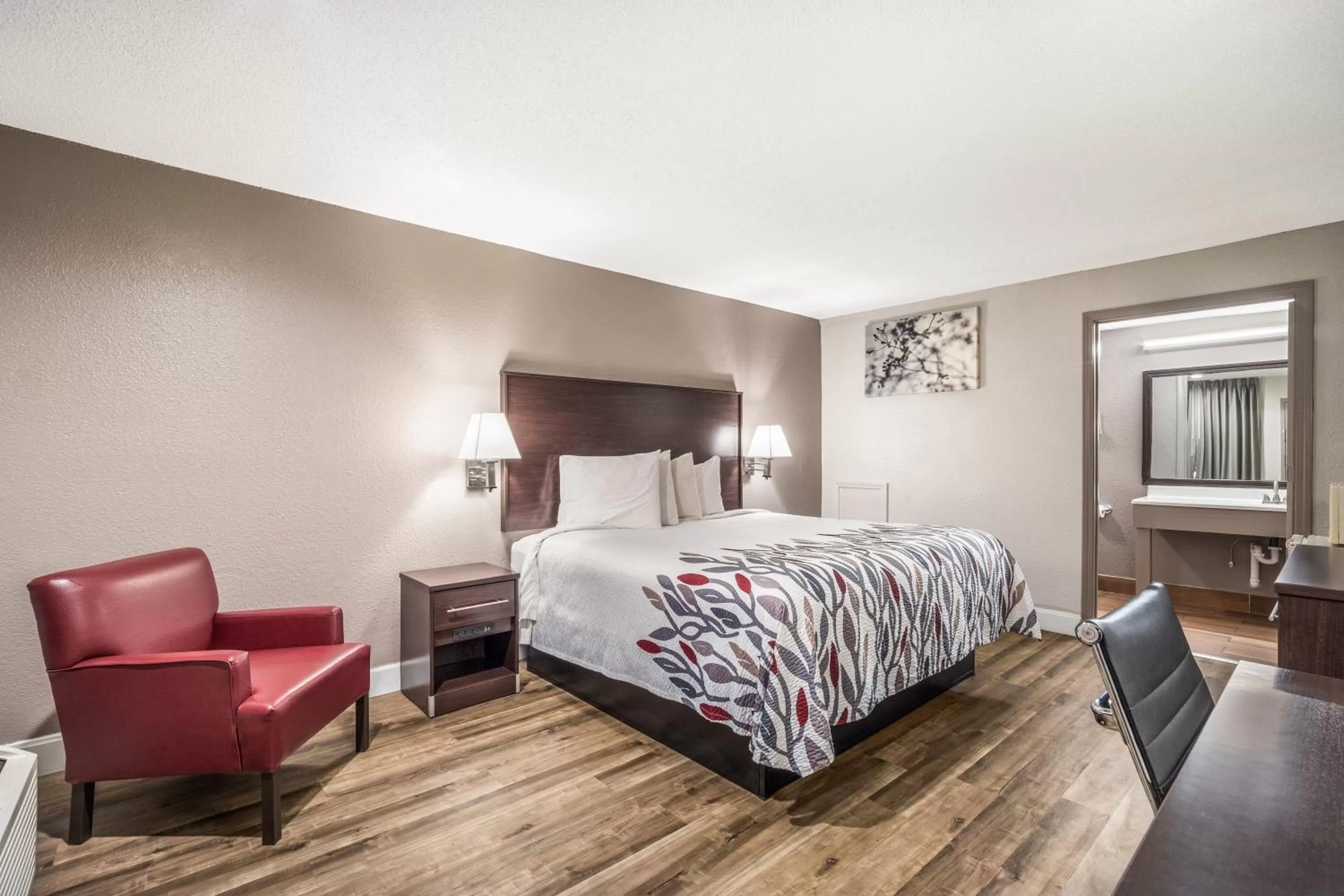 Photo of the whole room, Bed in Red Roof Inn Sumter