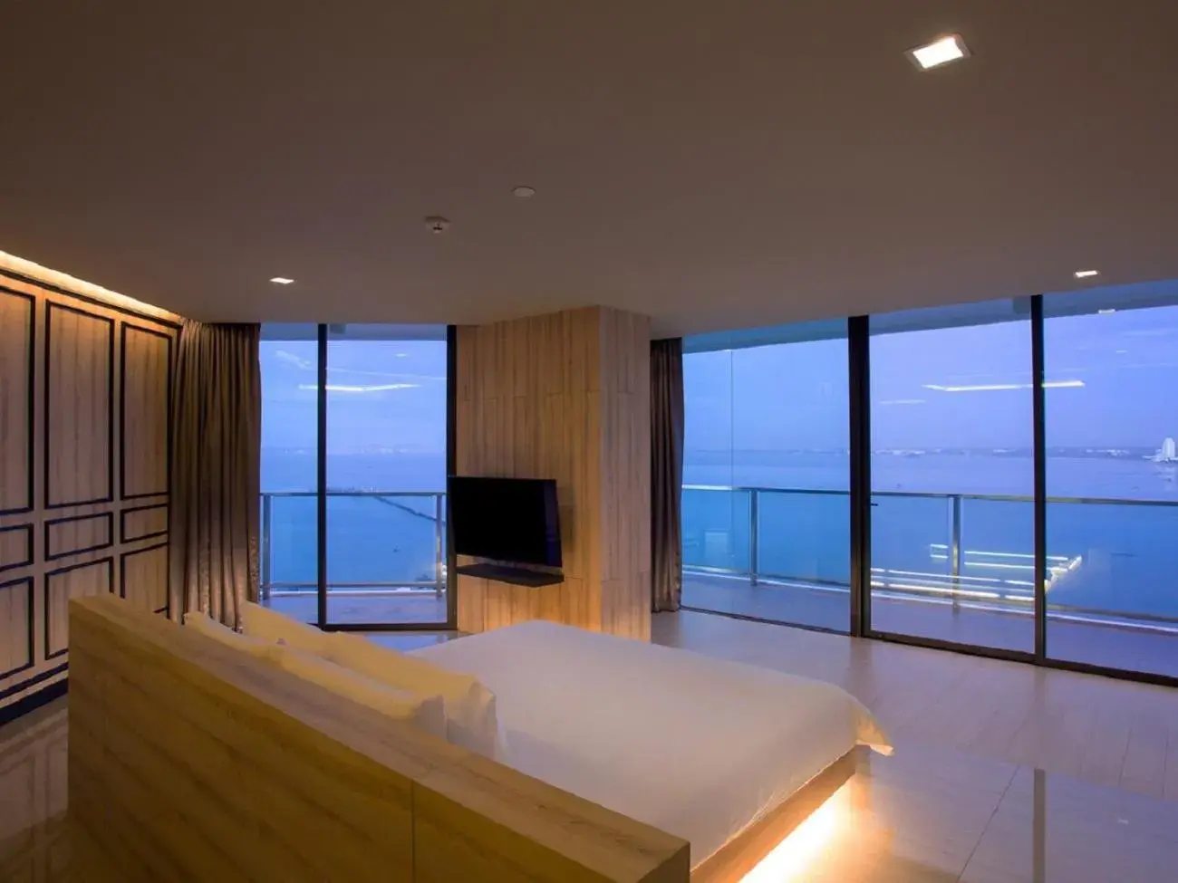 Bedroom, Sea View in Tsix5 Phenomenal Hotel Pattaya