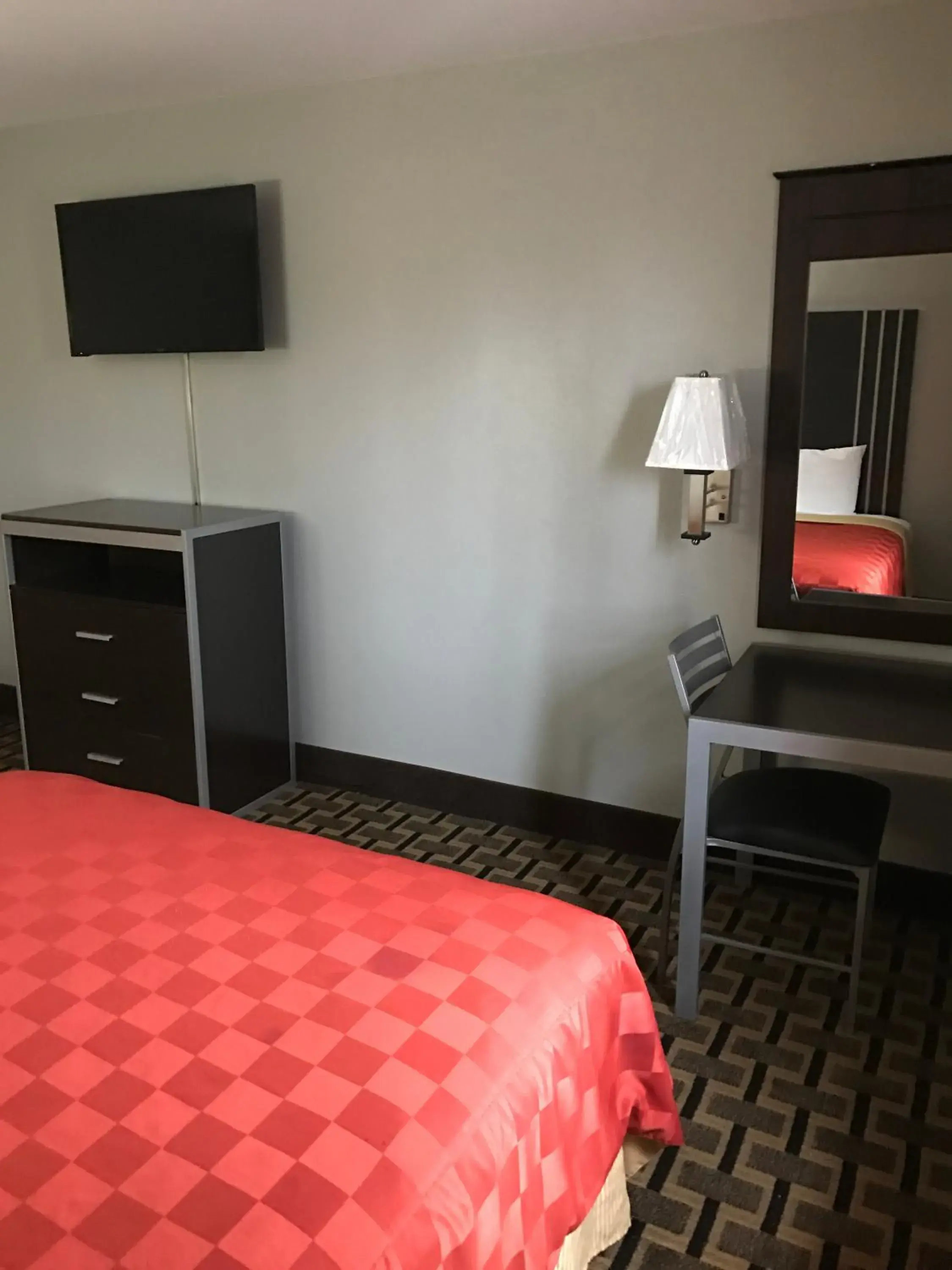 Bedroom, TV/Entertainment Center in Express Inn Weslaco/Mercedes