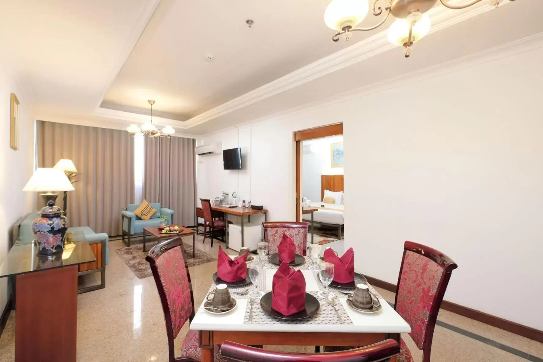 Dining area, Restaurant/Places to Eat in Metro Park View Hotel Kota Lama Semarang