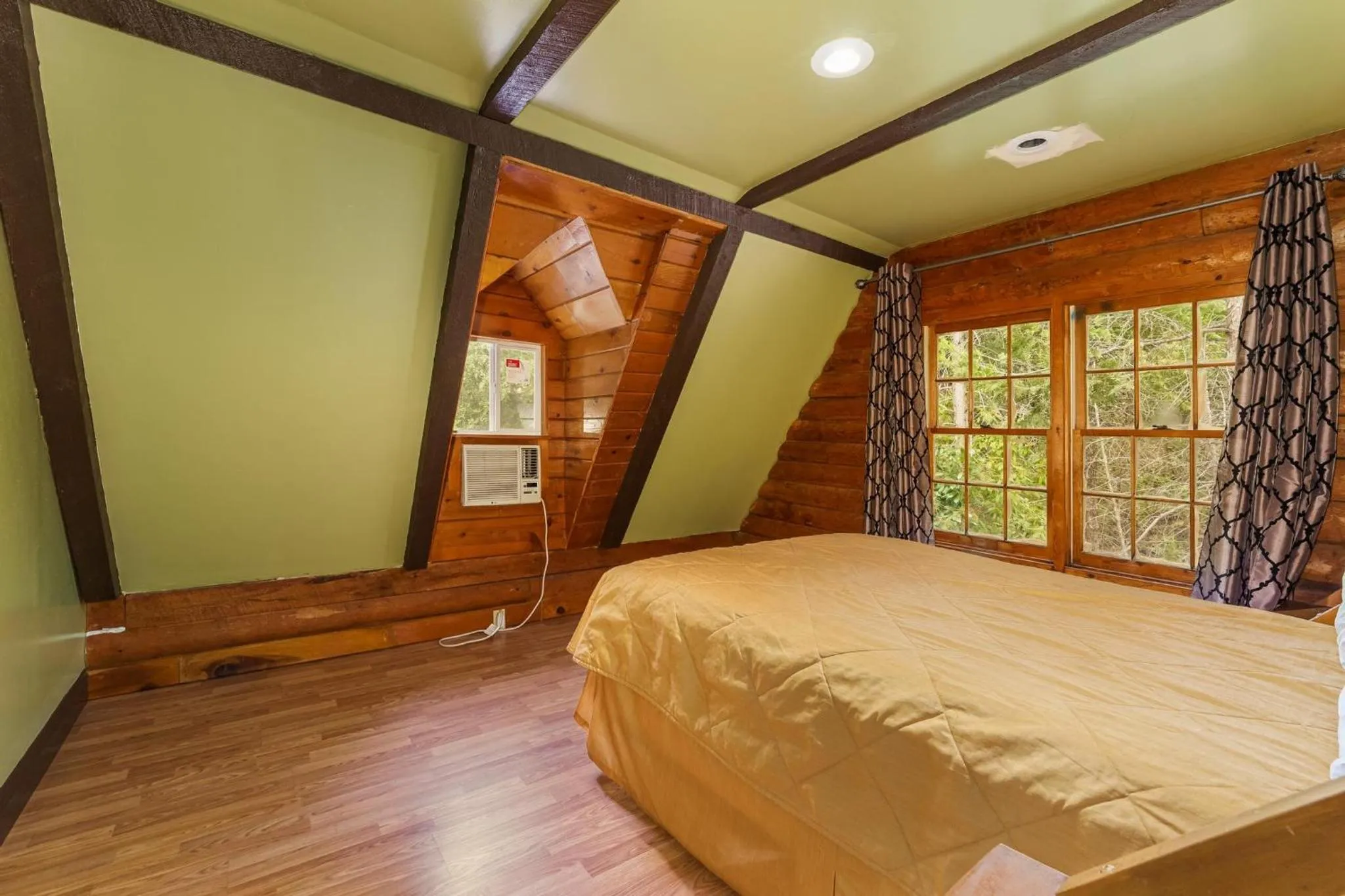 Bed in Mountain Trail Lodge and Vacation Rentals