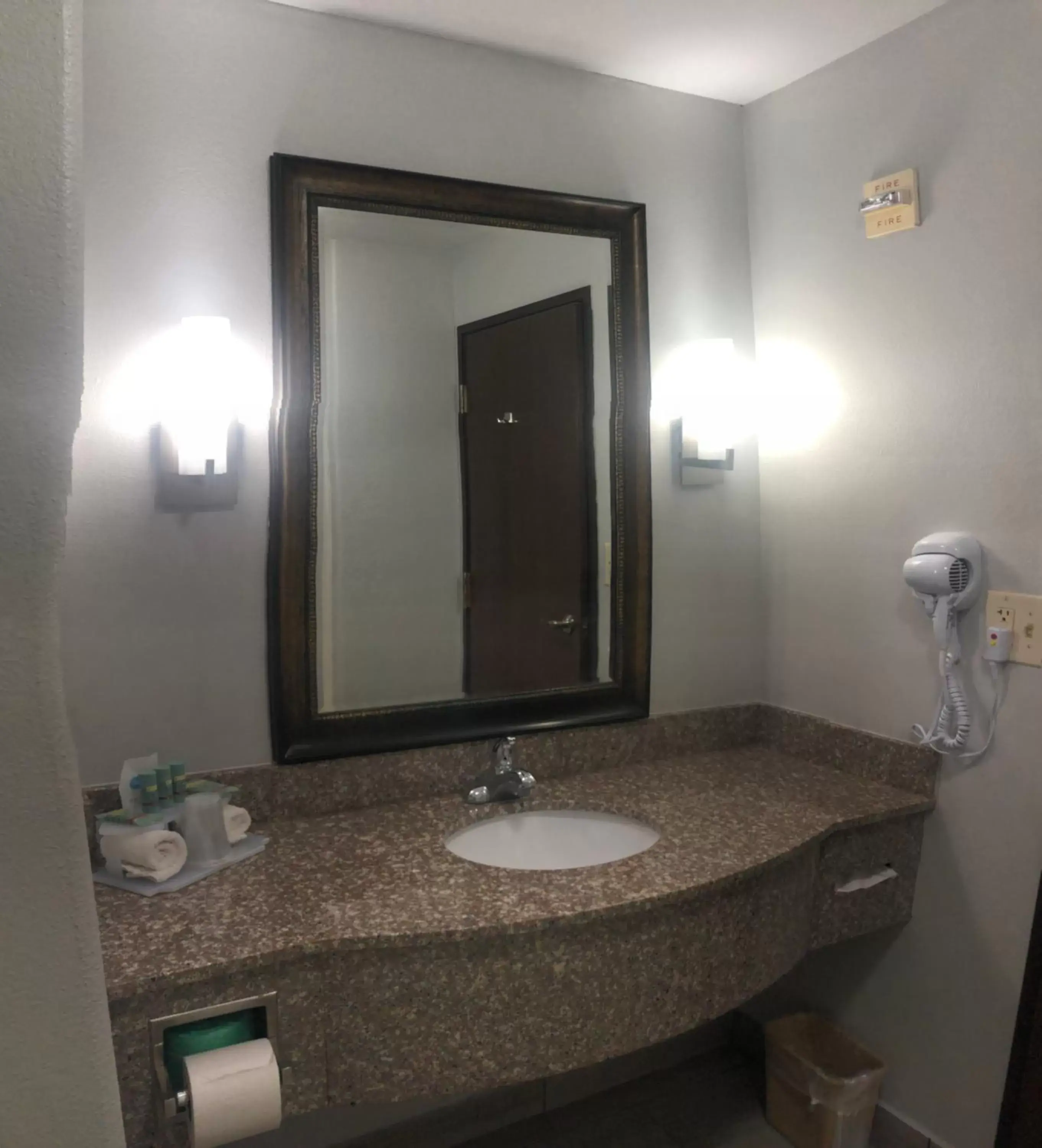 Bathroom in Best Western Medical Center North Inn & Suites Near Six Flags