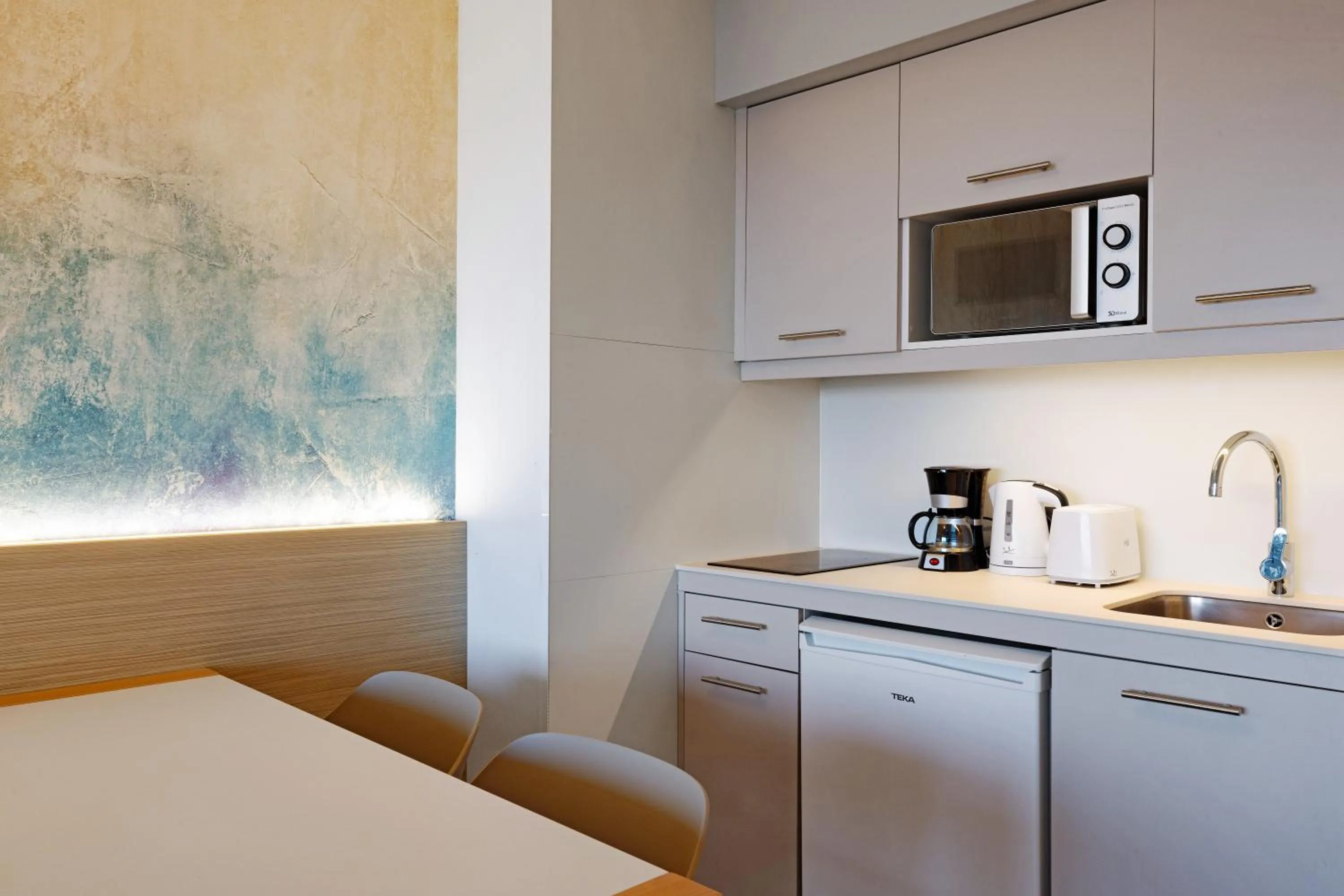 Kitchen or kitchenette, Bed in Aparthotel Fontanellas Playa