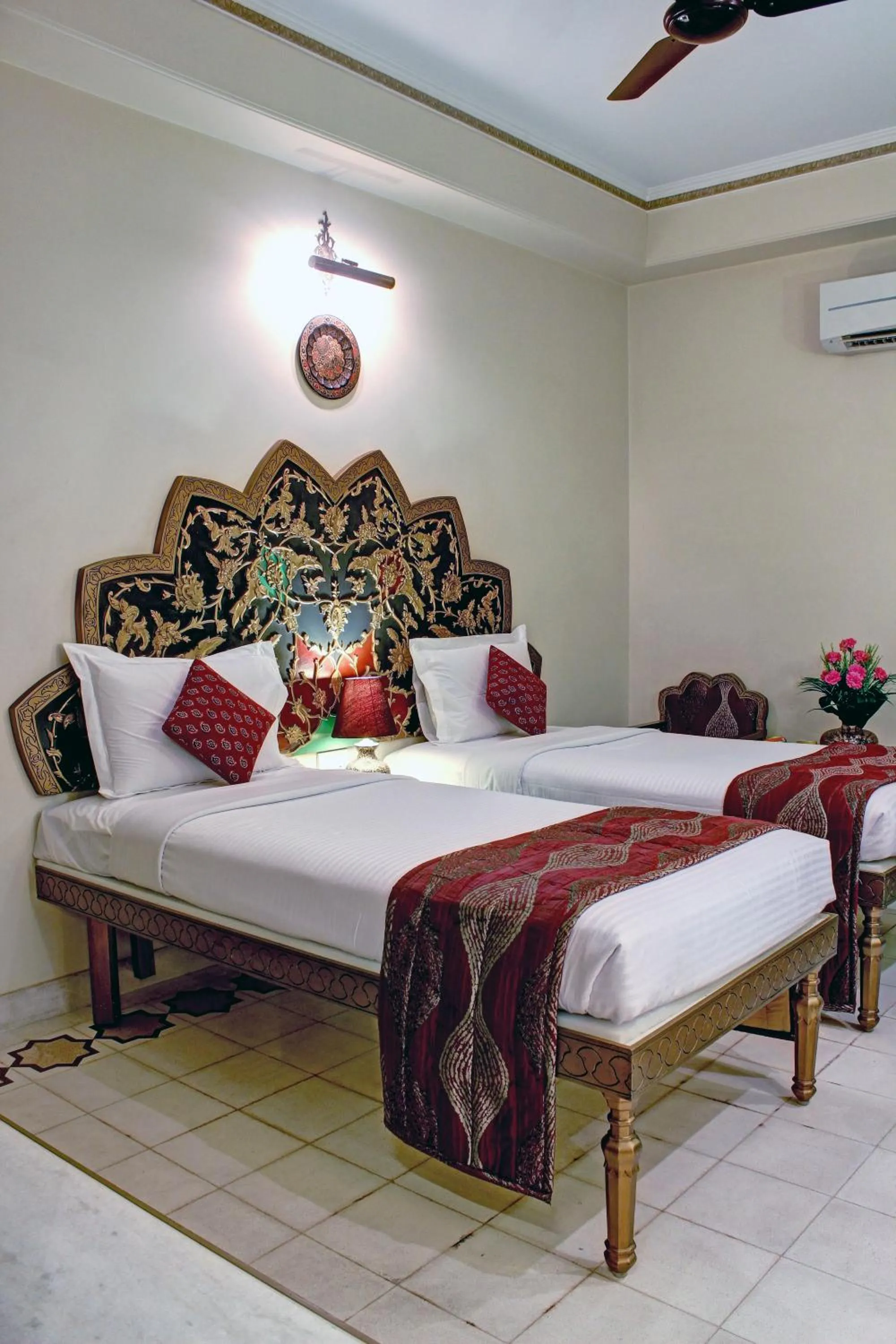 Bed in Palace On Ganges - Heritage Hotel