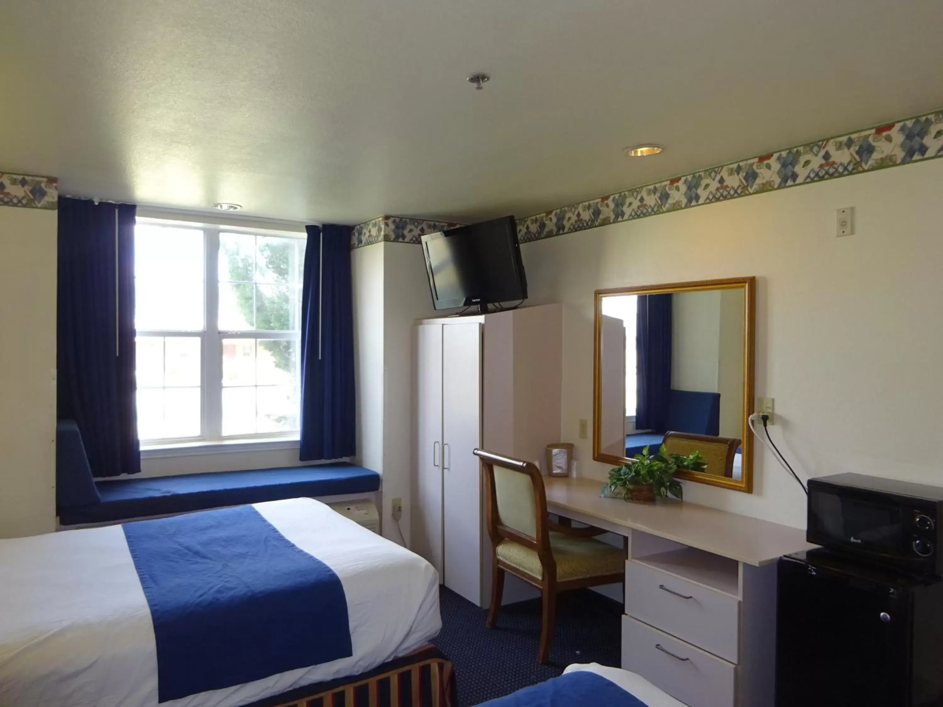 Photo of the whole room, Bed in Motel 6-Fort Worth, TX - Burleson