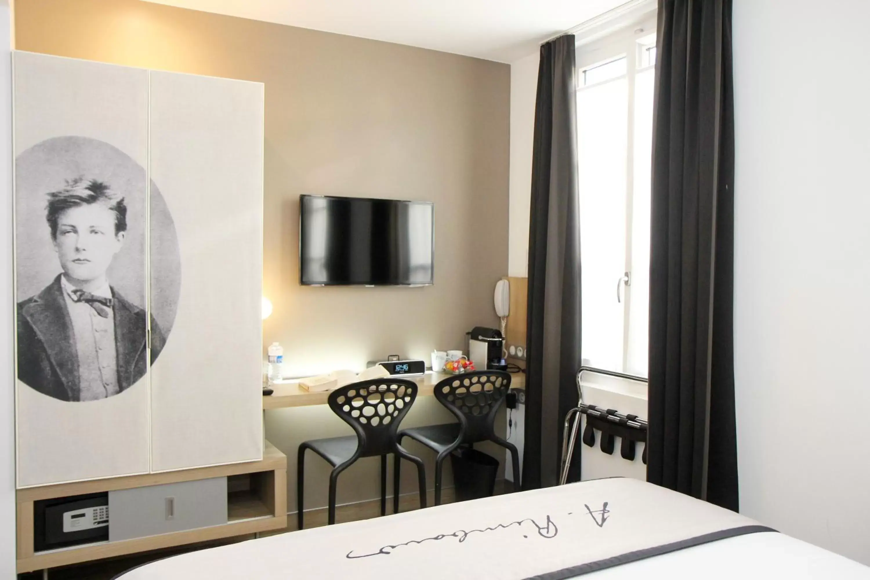Bed, TV/Entertainment Center in Hôtel Littéraire Arthur Rimbaud, BW Signature Collection