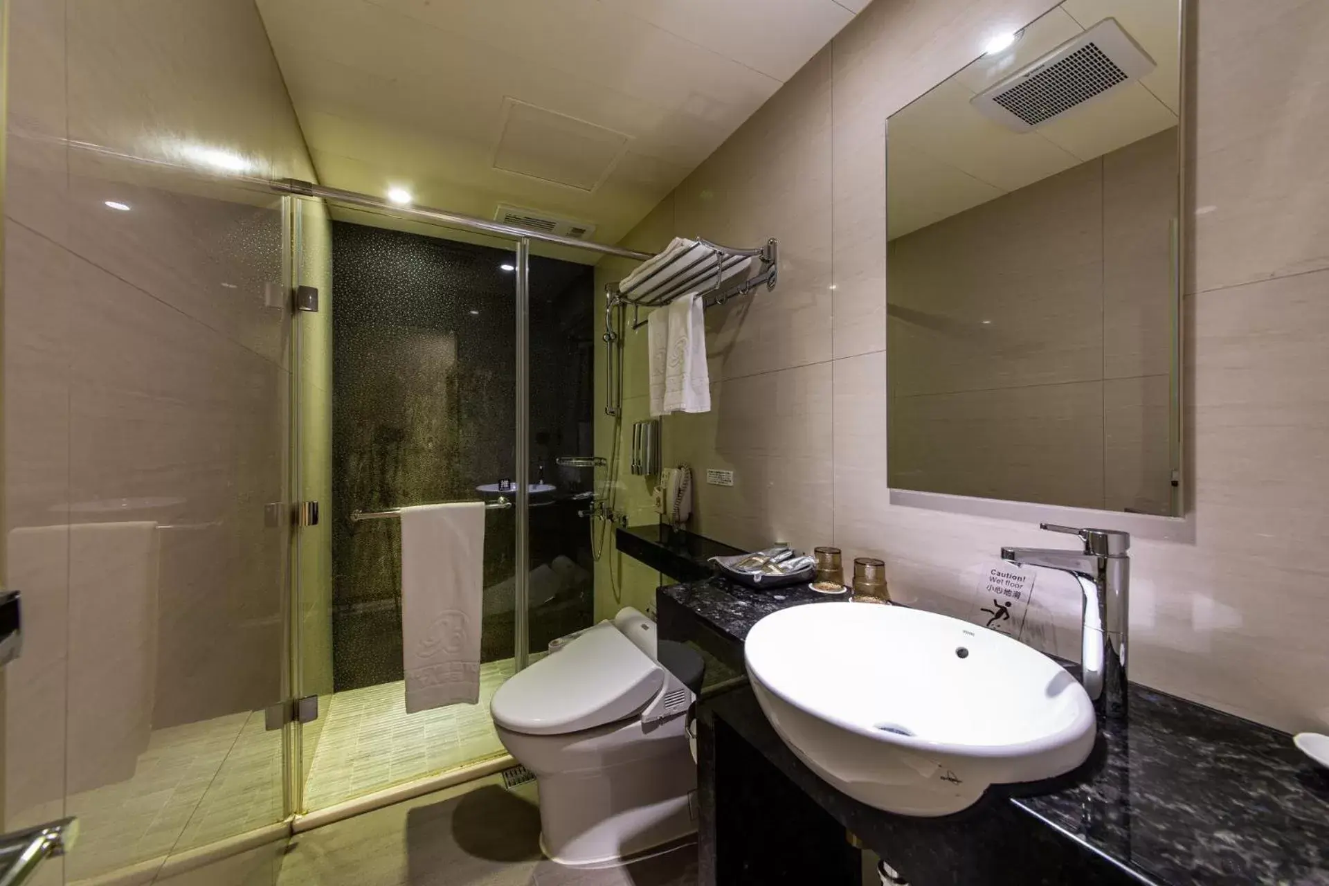 Bathroom in Beauty Hotels - Hotel Bnight-Self Check-In Hotel