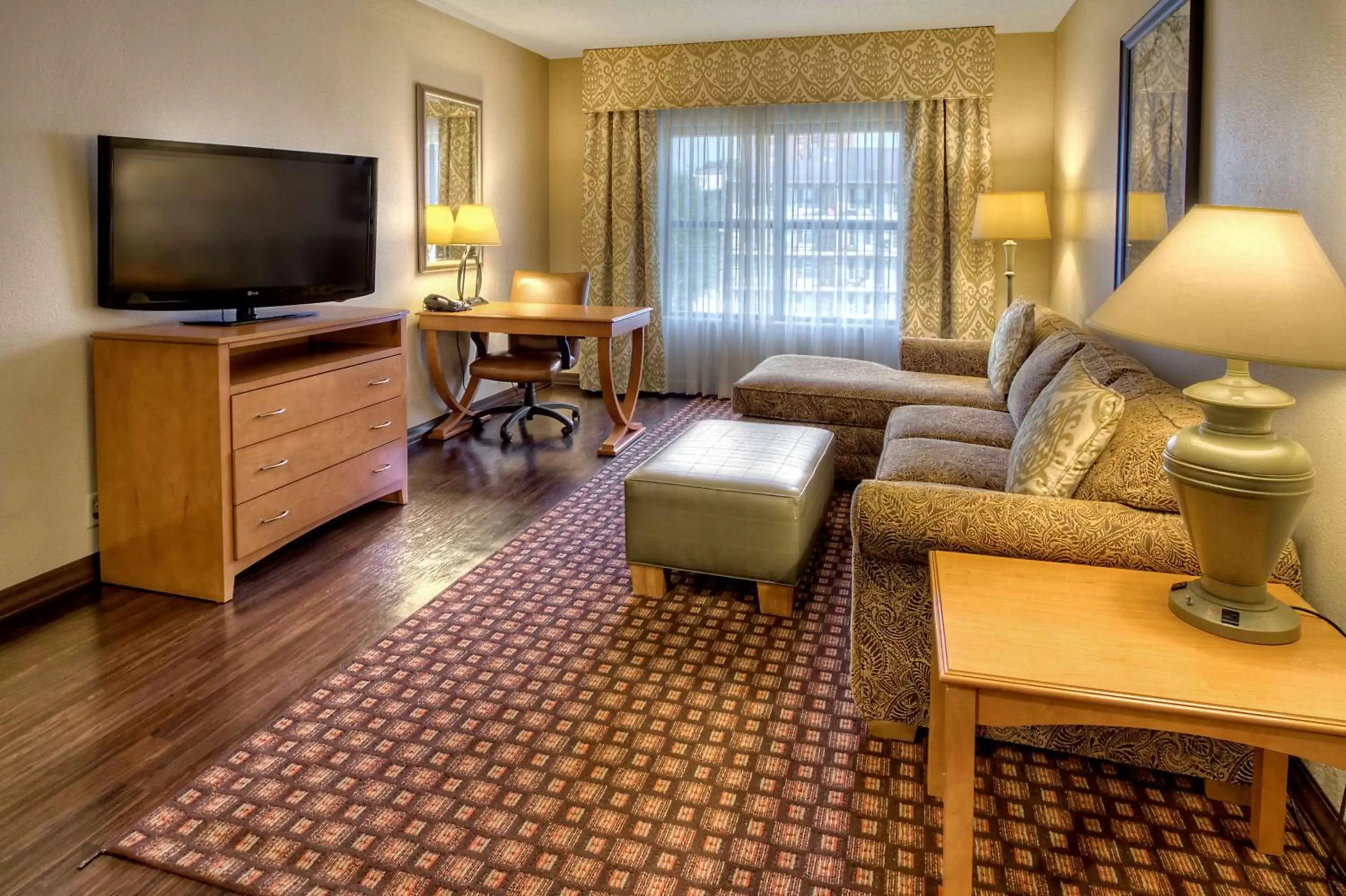 Bed, Seating Area in Hampton Inn & Suites Nashville-Vanderbilt-Elliston Place