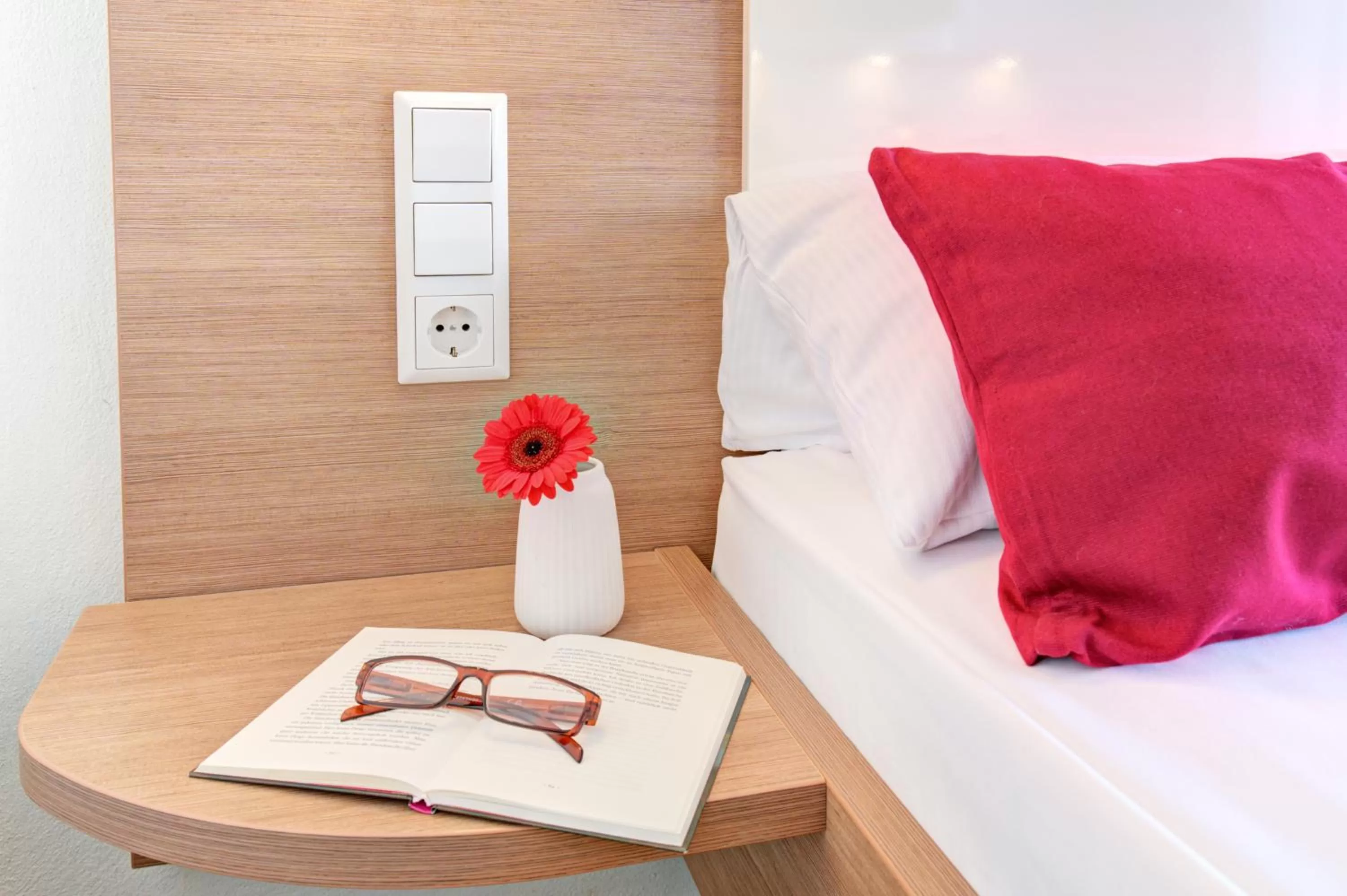 Staff, Bed in Ambassador TheContinents