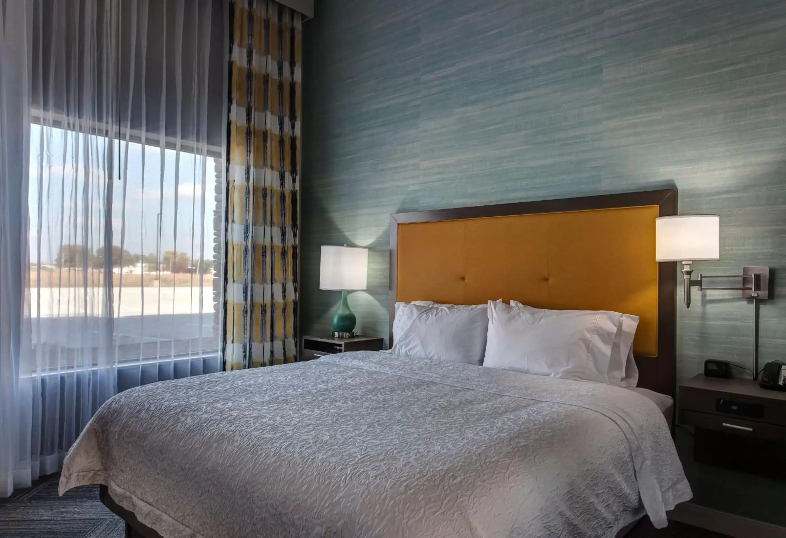 Bed in Hampton Inn & Suites-Wichita/Airport, KS