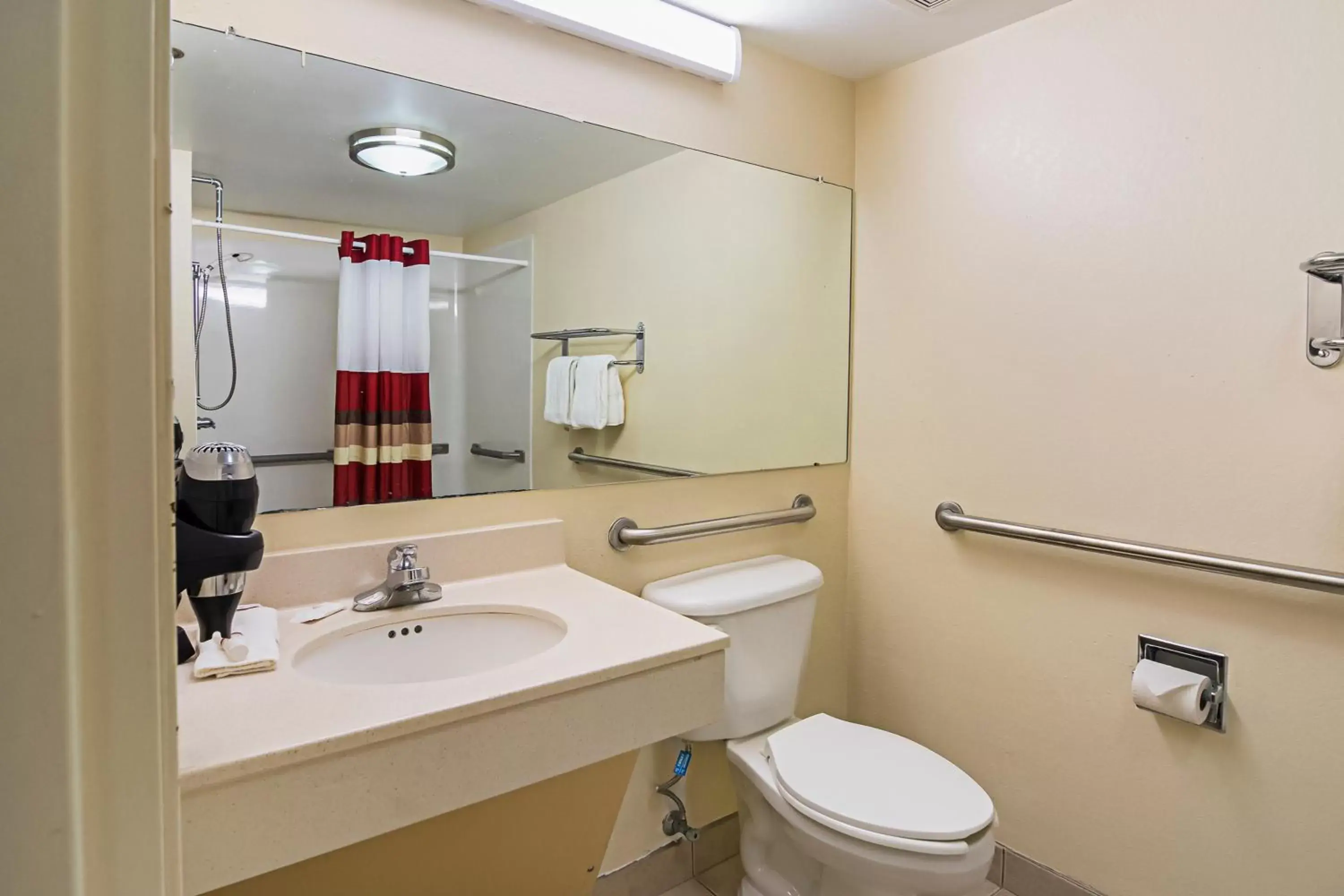 Bathroom in Red Roof Inn & Suites Fayetteville-Fort Bragg