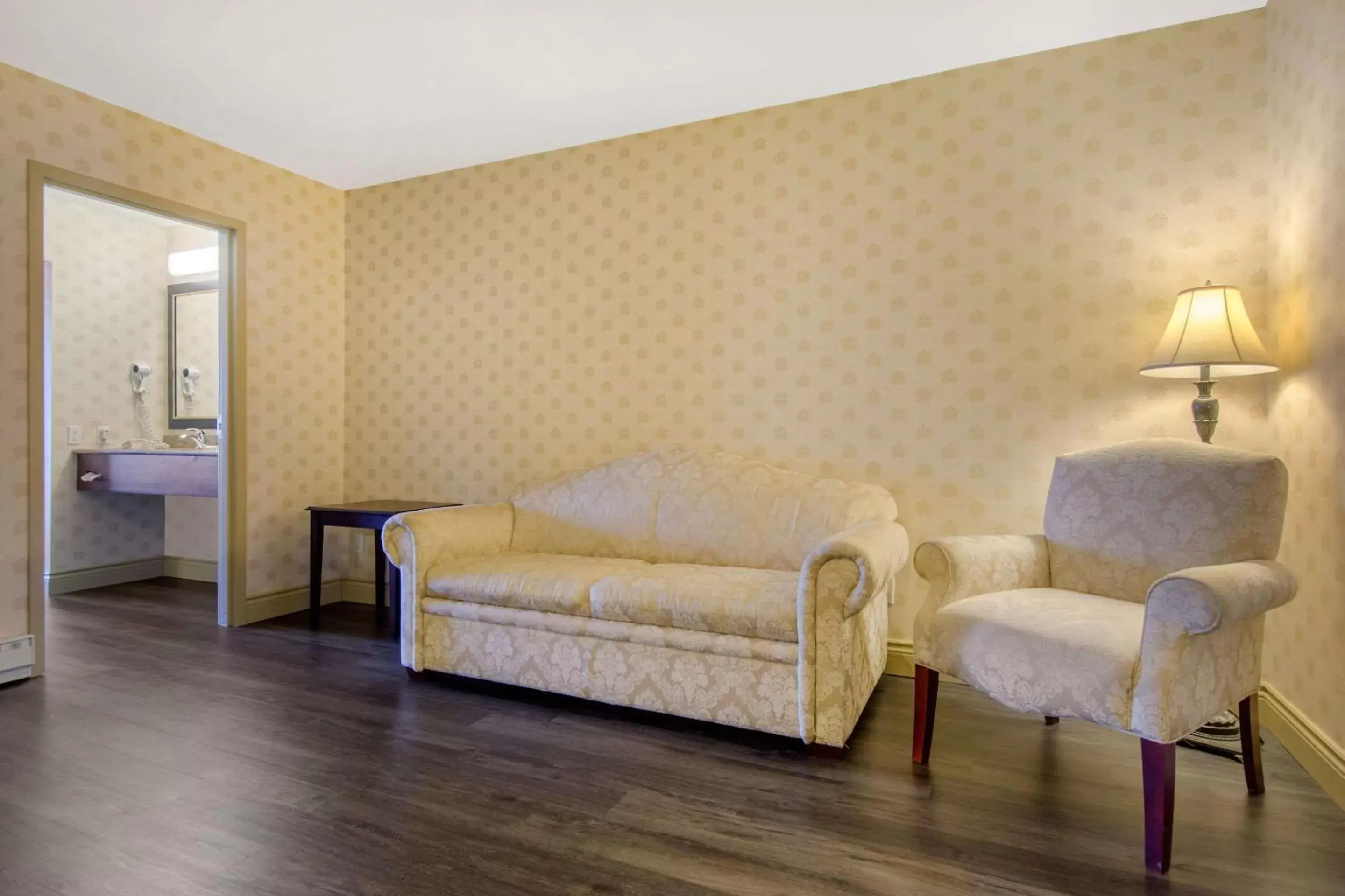 Photo of the whole room, Seating Area in Comfort Inn & Suites Levis / Rive Sud Quebec city