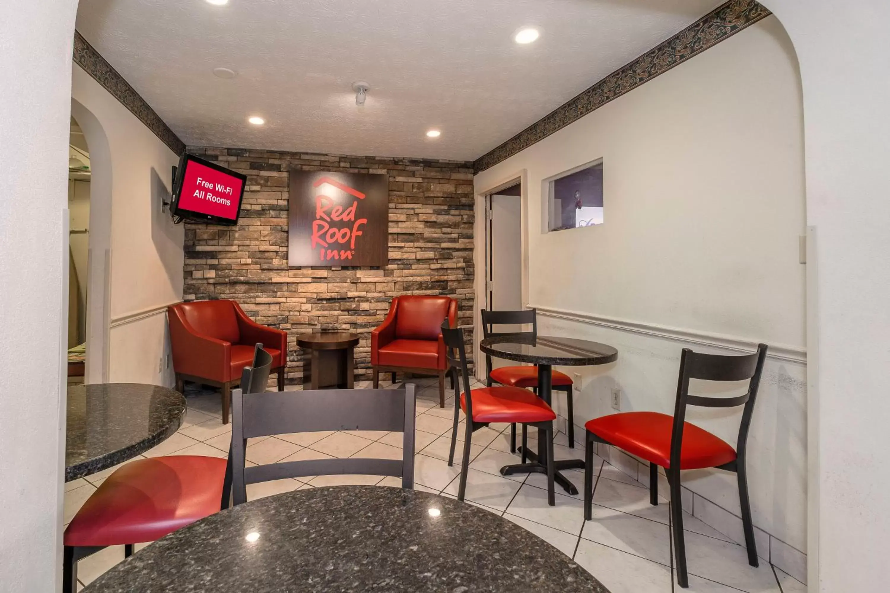 Lobby or reception, Lounge/Bar in Red Roof Inn Edgewood