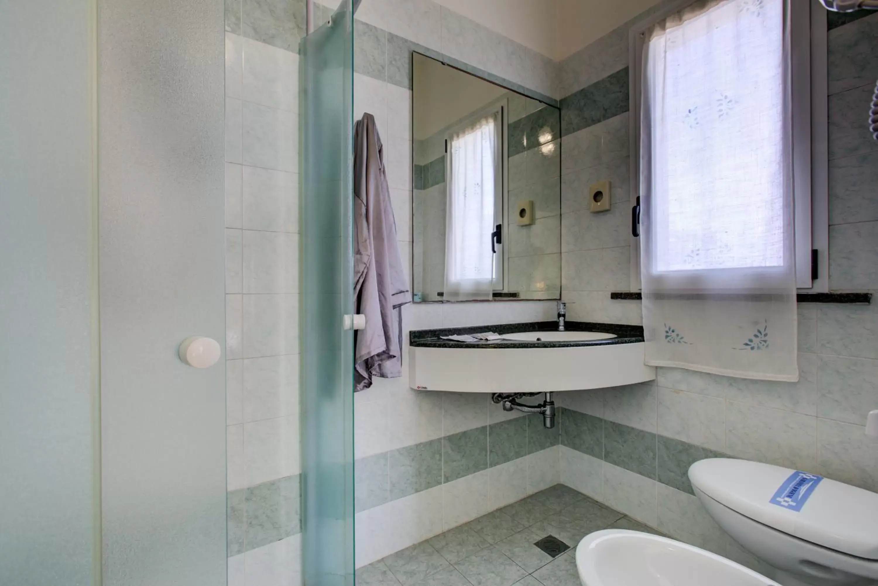 Economy Twin Room in Hotel Christian Ideale Per Famiglie Economy Twin Room in Hotel Christian Ideale Per Famiglie