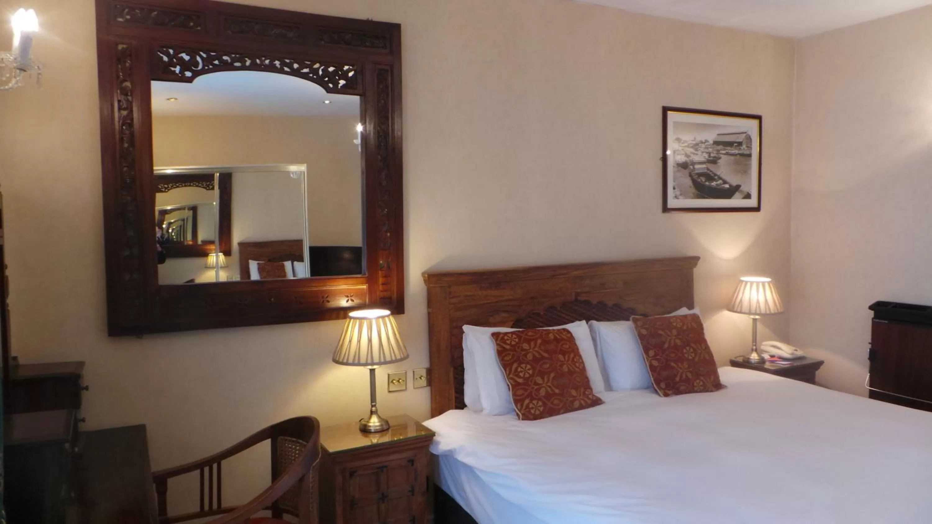 Bed in The Peacock Townhouse Hotel Kenilworth - Warwick