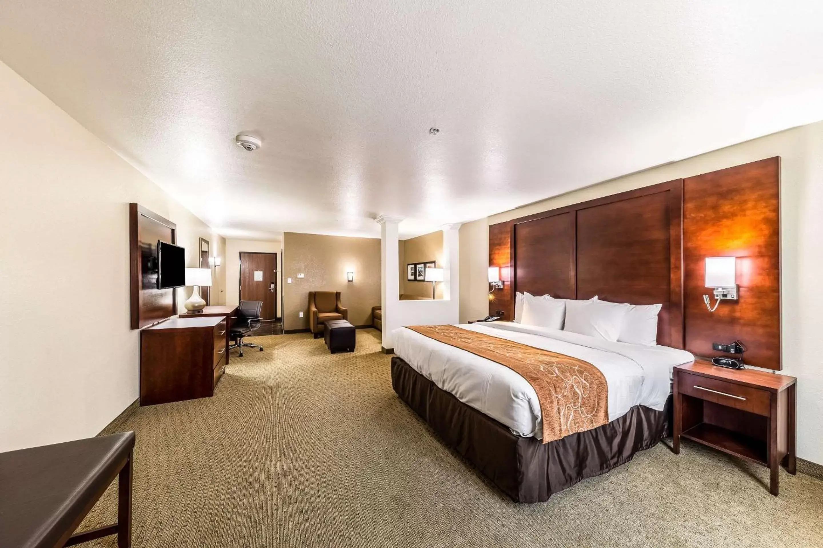 Photo of the whole room, Bed in Comfort Suites Grand Prairie - Arlington North