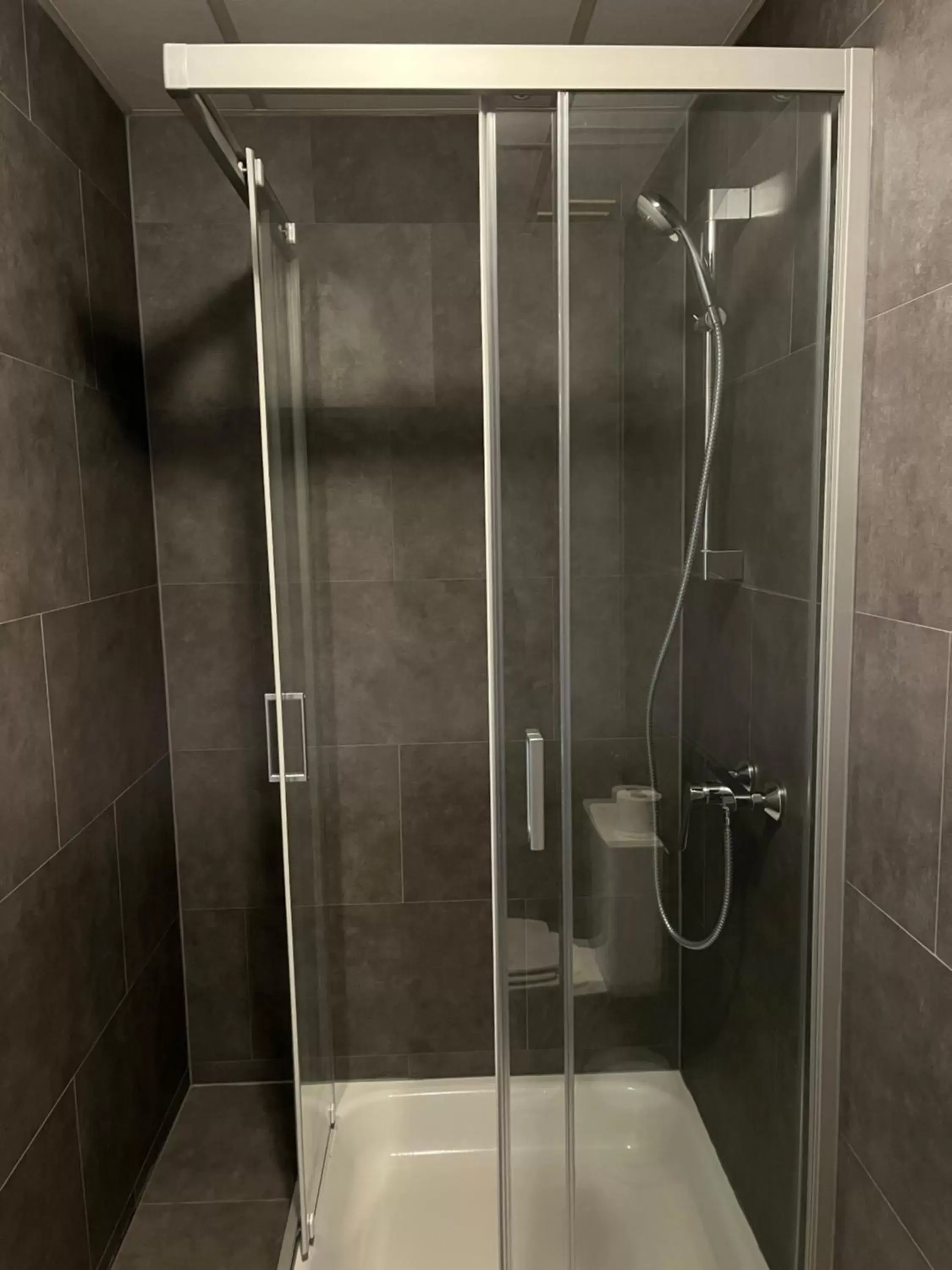 Shower, Bathroom in Hotel Montovani