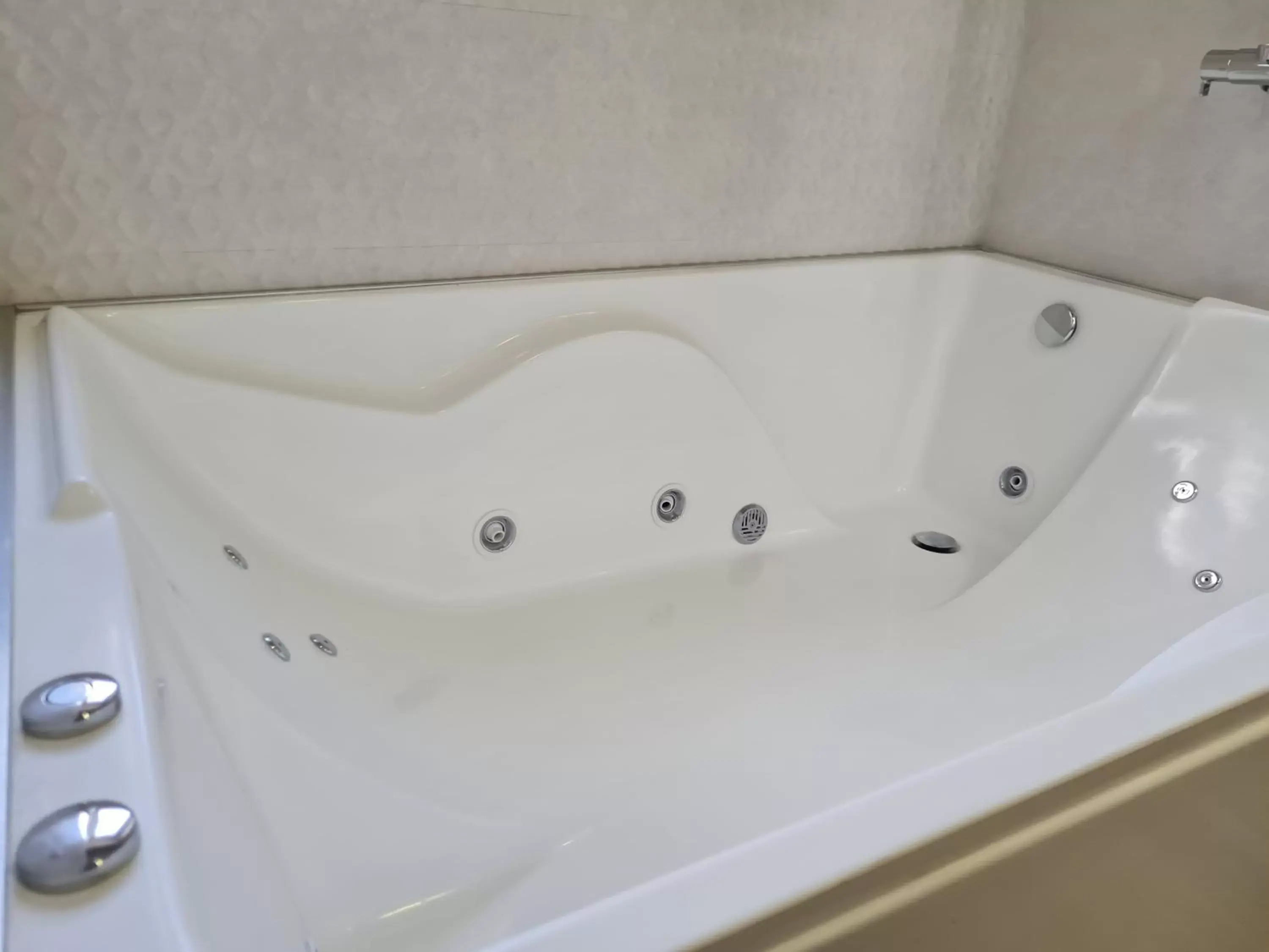 Hot Tub, Bathroom in Hotel Macià Monasterio de los Basilios