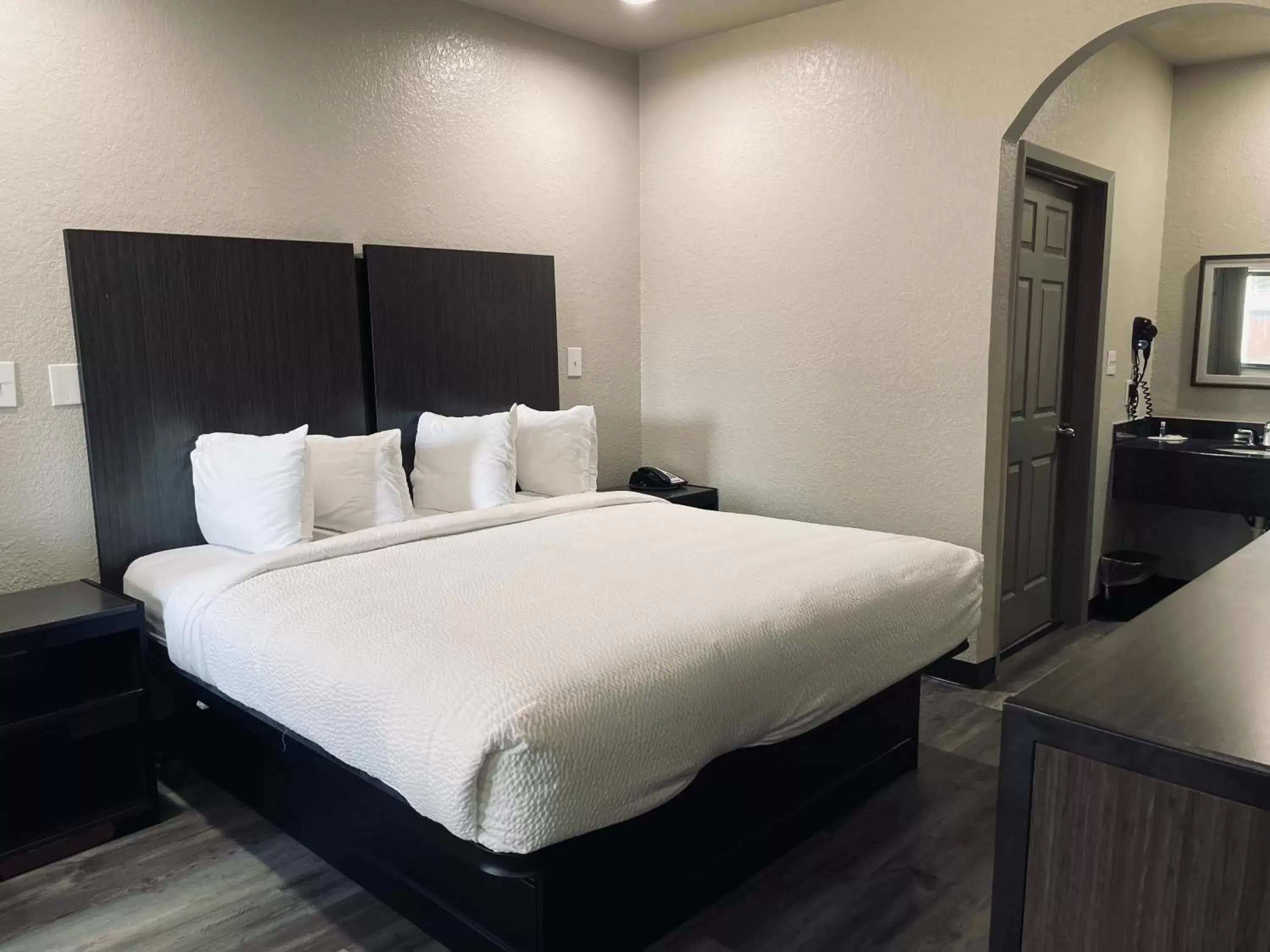 Bedroom, Bed in Days Inn by Wyndham Dickinson TX