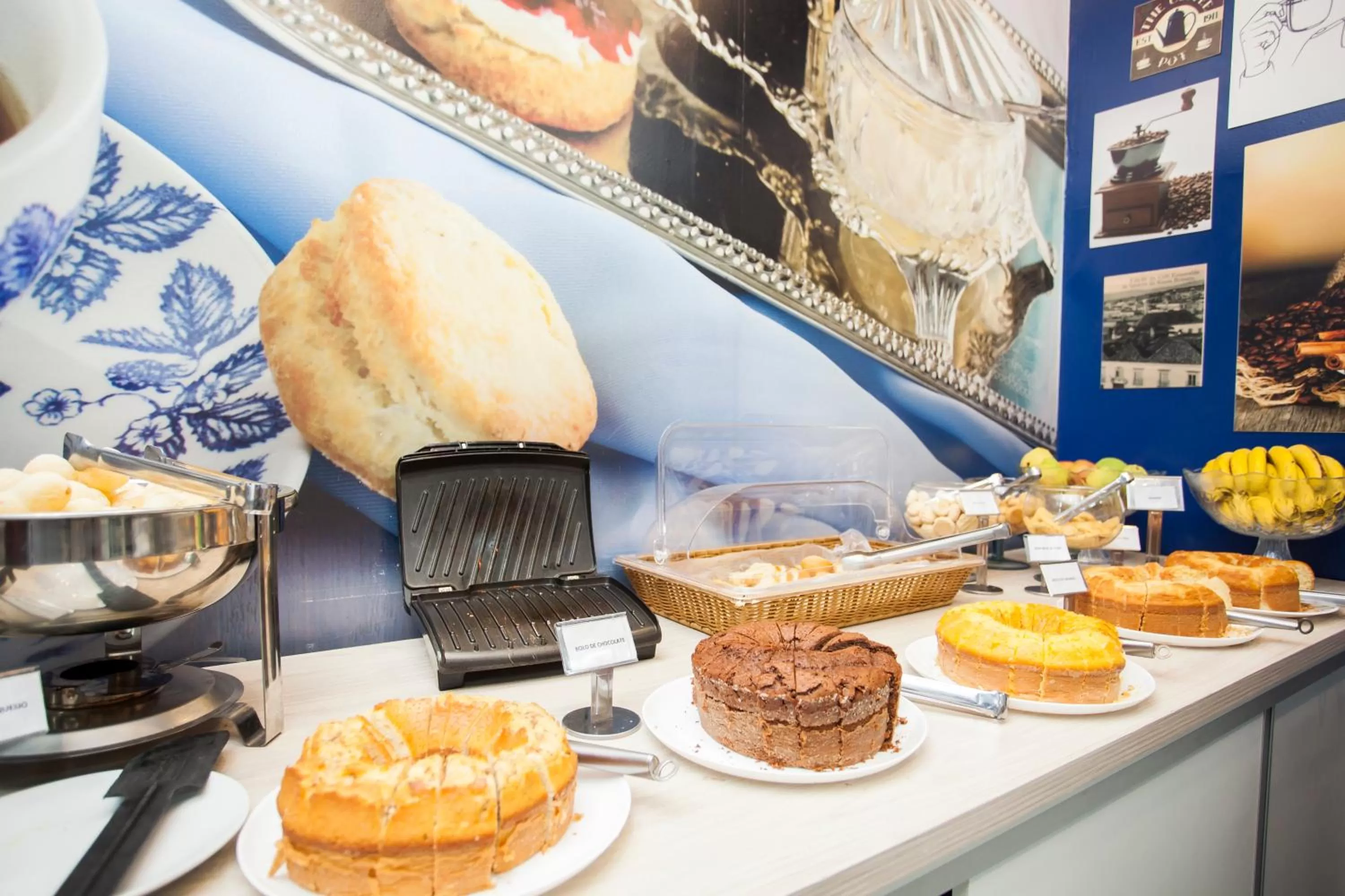 Buffet breakfast in Travel Inn Express Hotels Brás