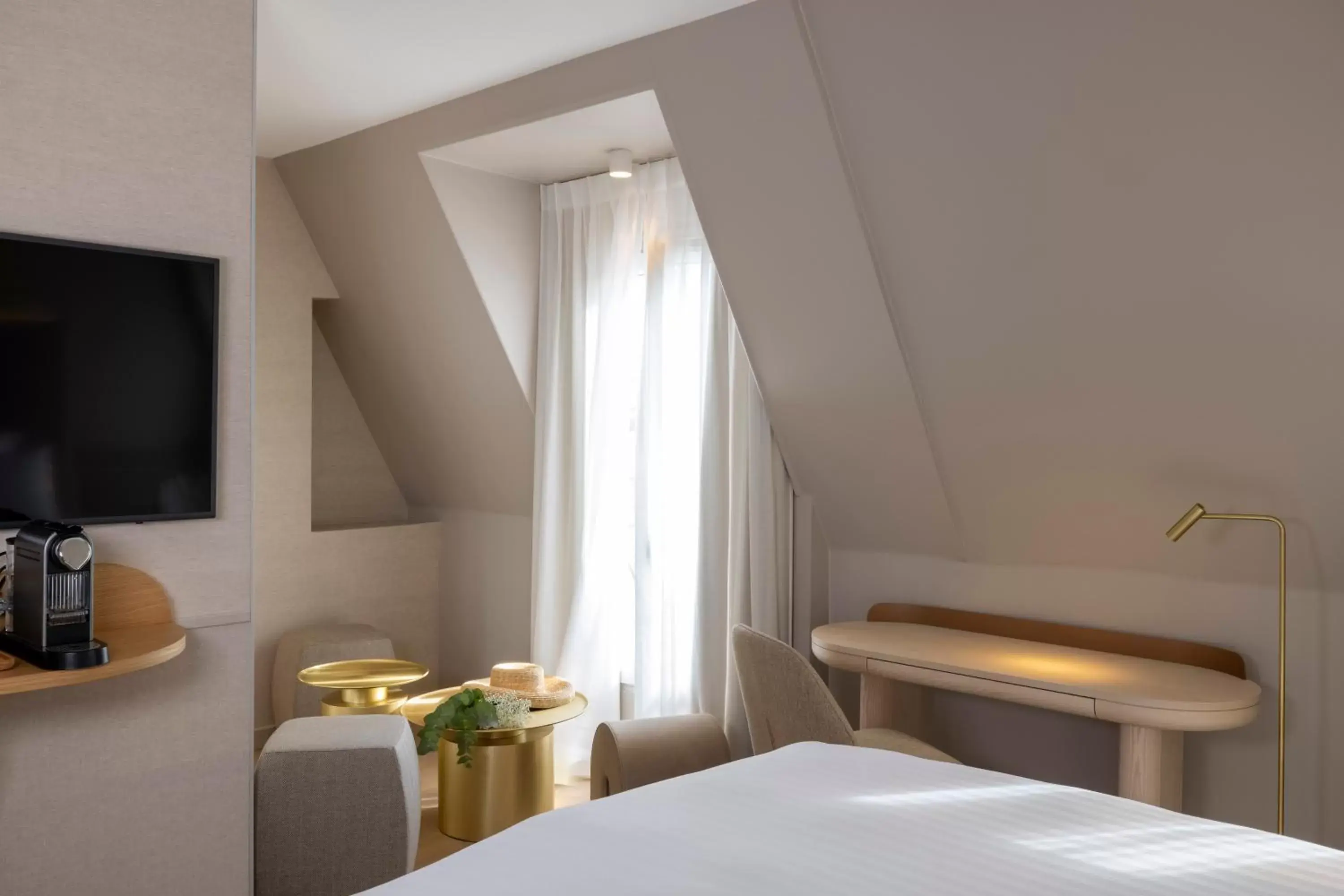 Bedroom, Bed in Hôtel Beige