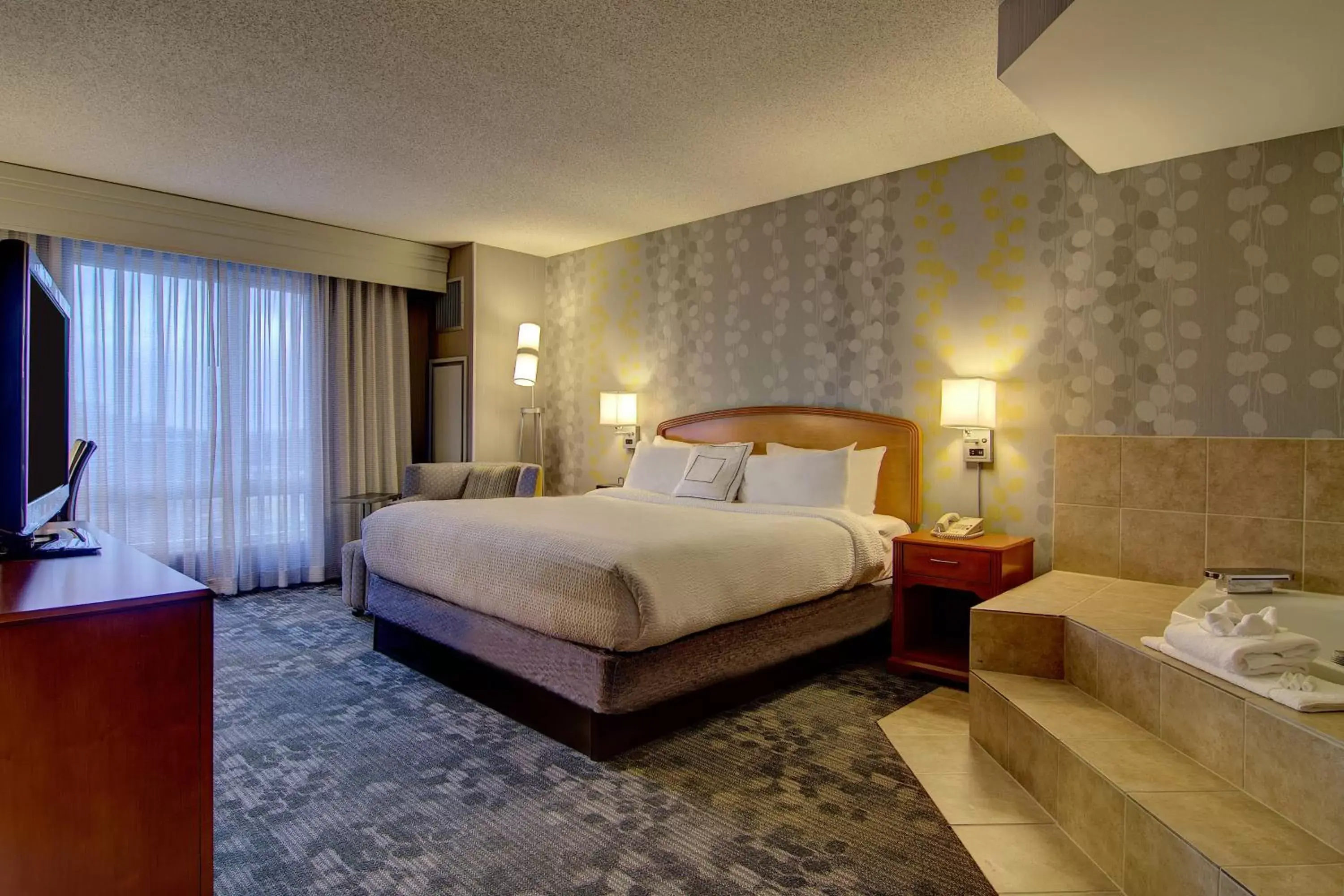 Swimming pool, Bed in Courtyard by Marriott Tysons McLean