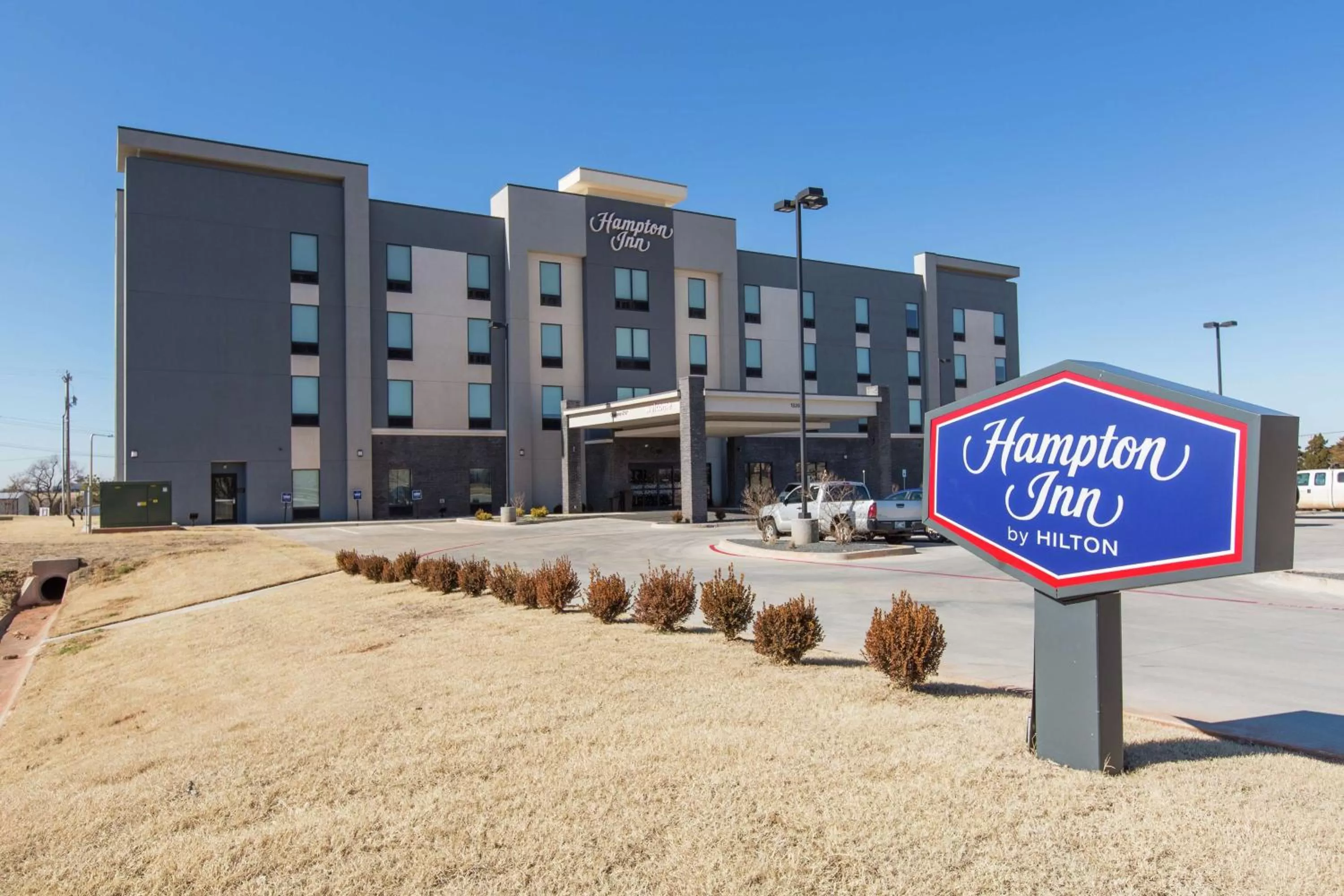 Property building in Hampton Inn Mustang