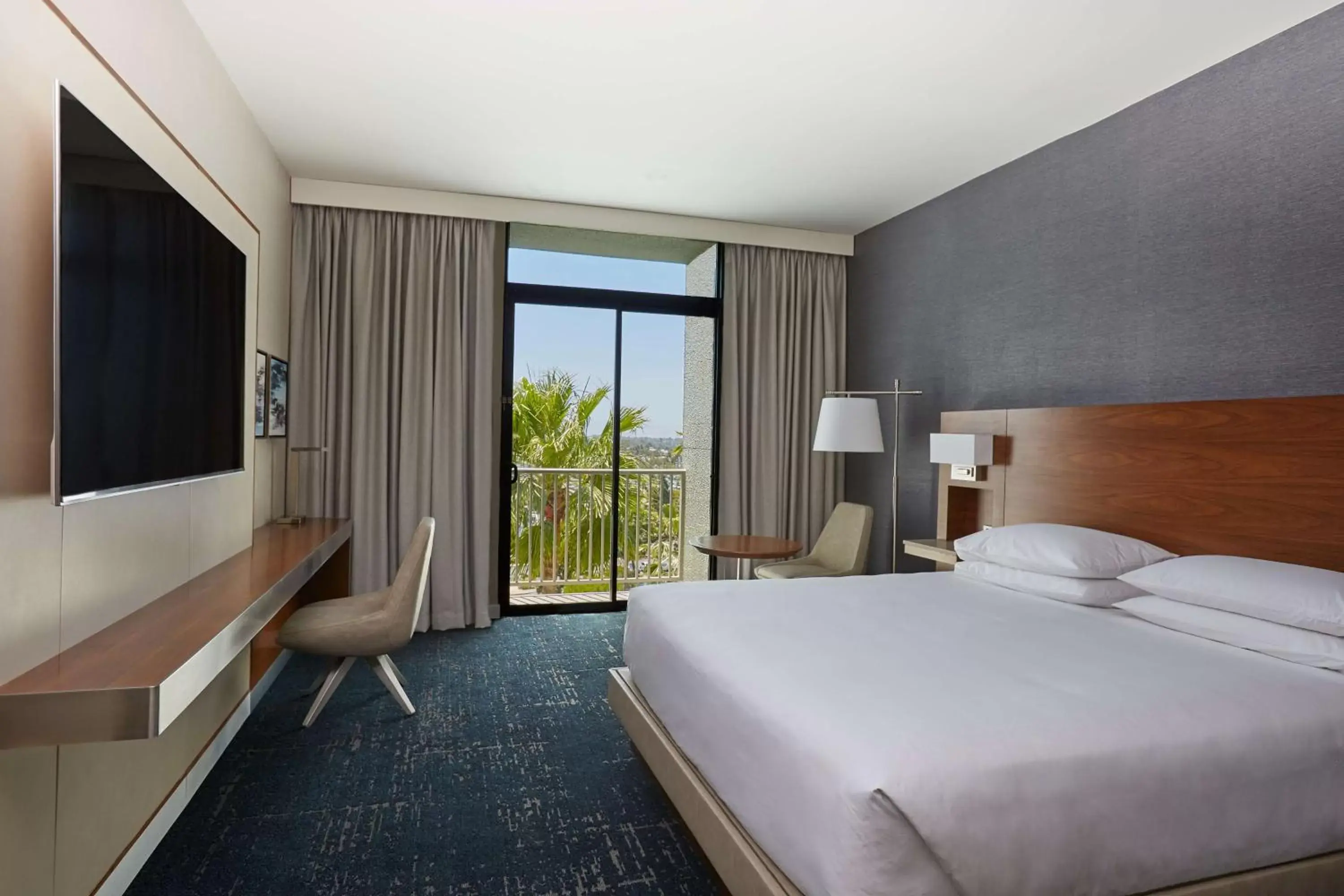 Photo of the whole room, Bed in Hyatt Regency Newport Beach West Photo of the whole room, Bed in Hyatt Regency Newport Beach West