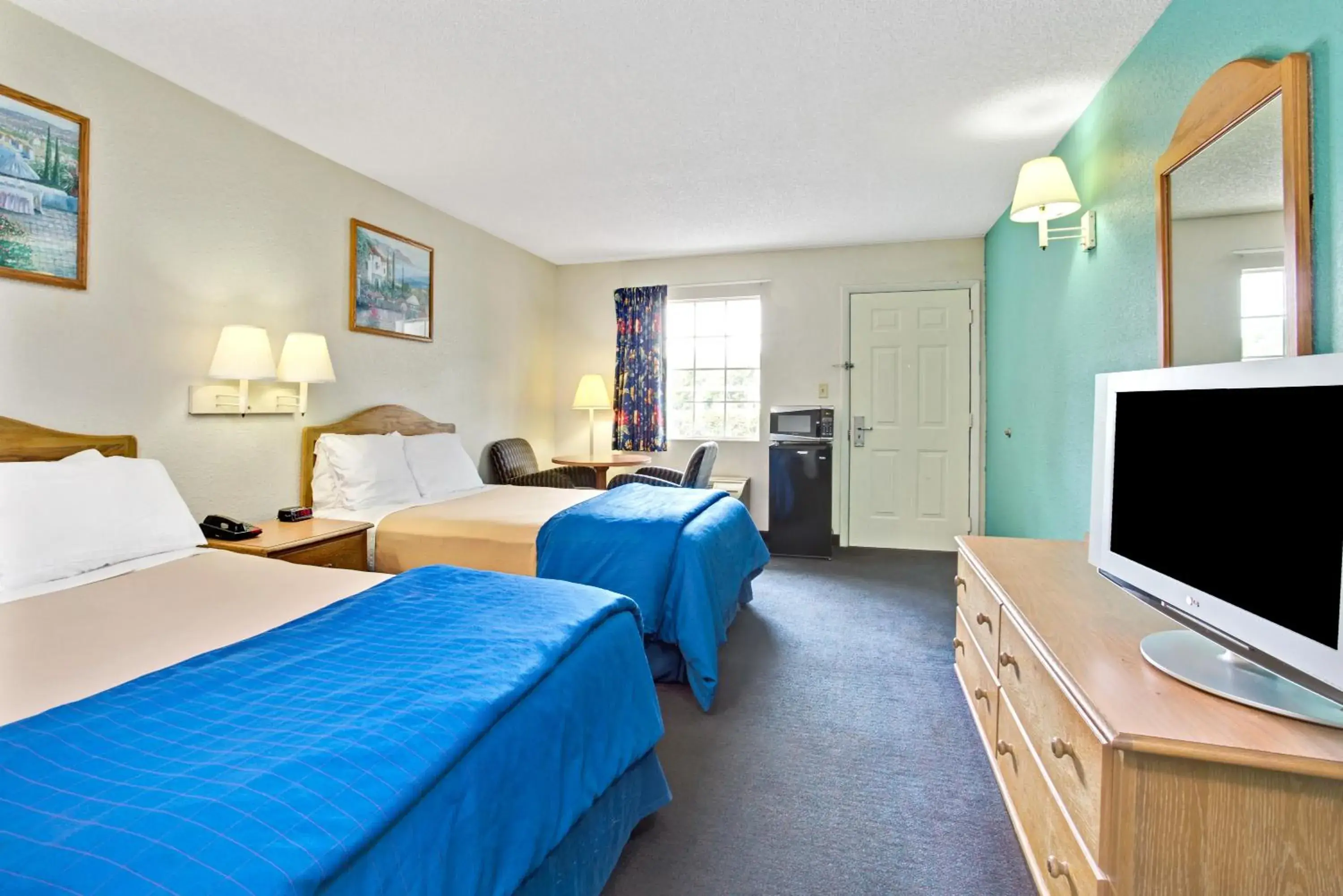 Bed in Travelodge Suites by Wyndham MacClenny