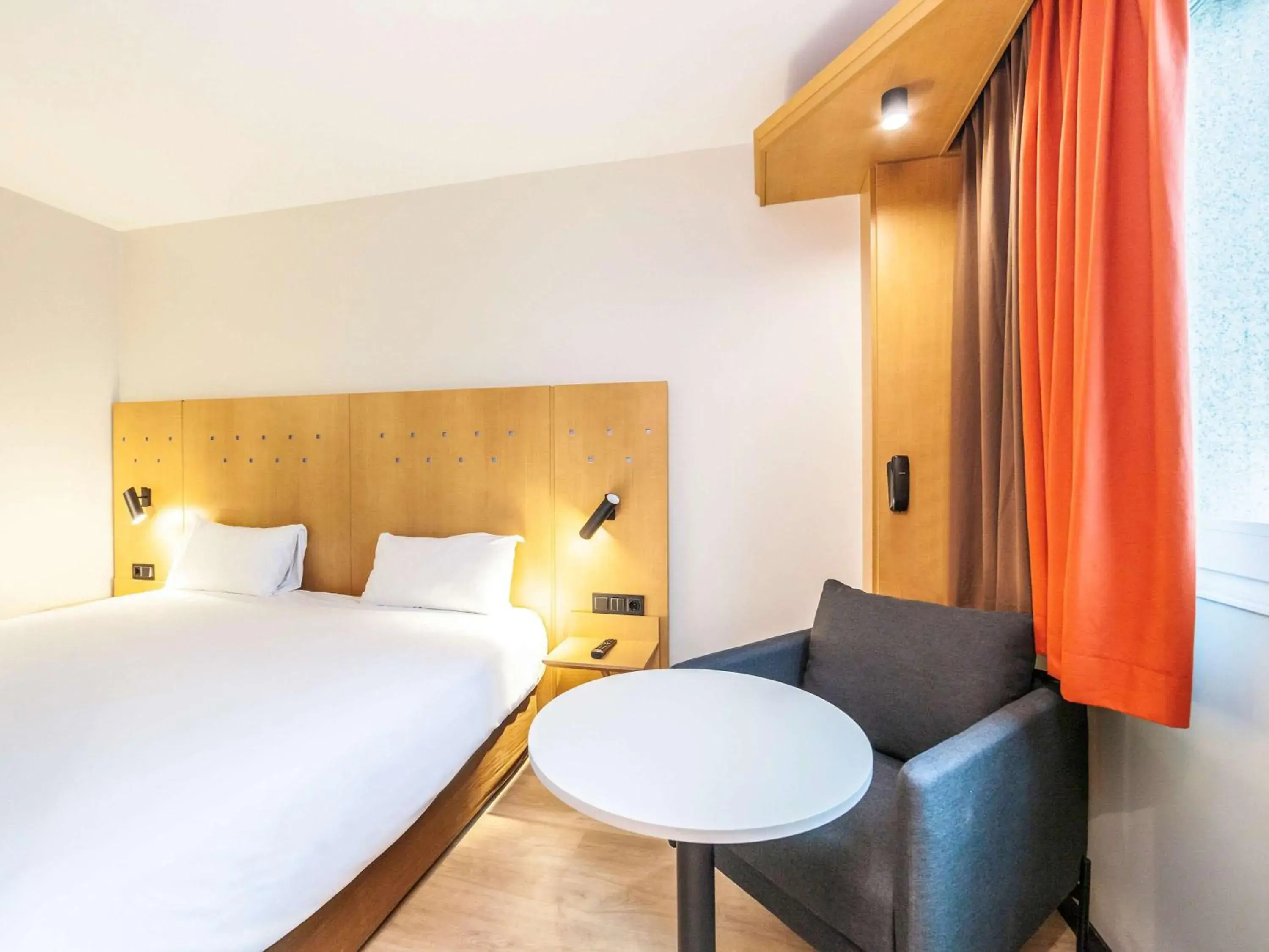 Photo of the whole room, Bed in  ibis Madrid Alcala de Henares La Garena