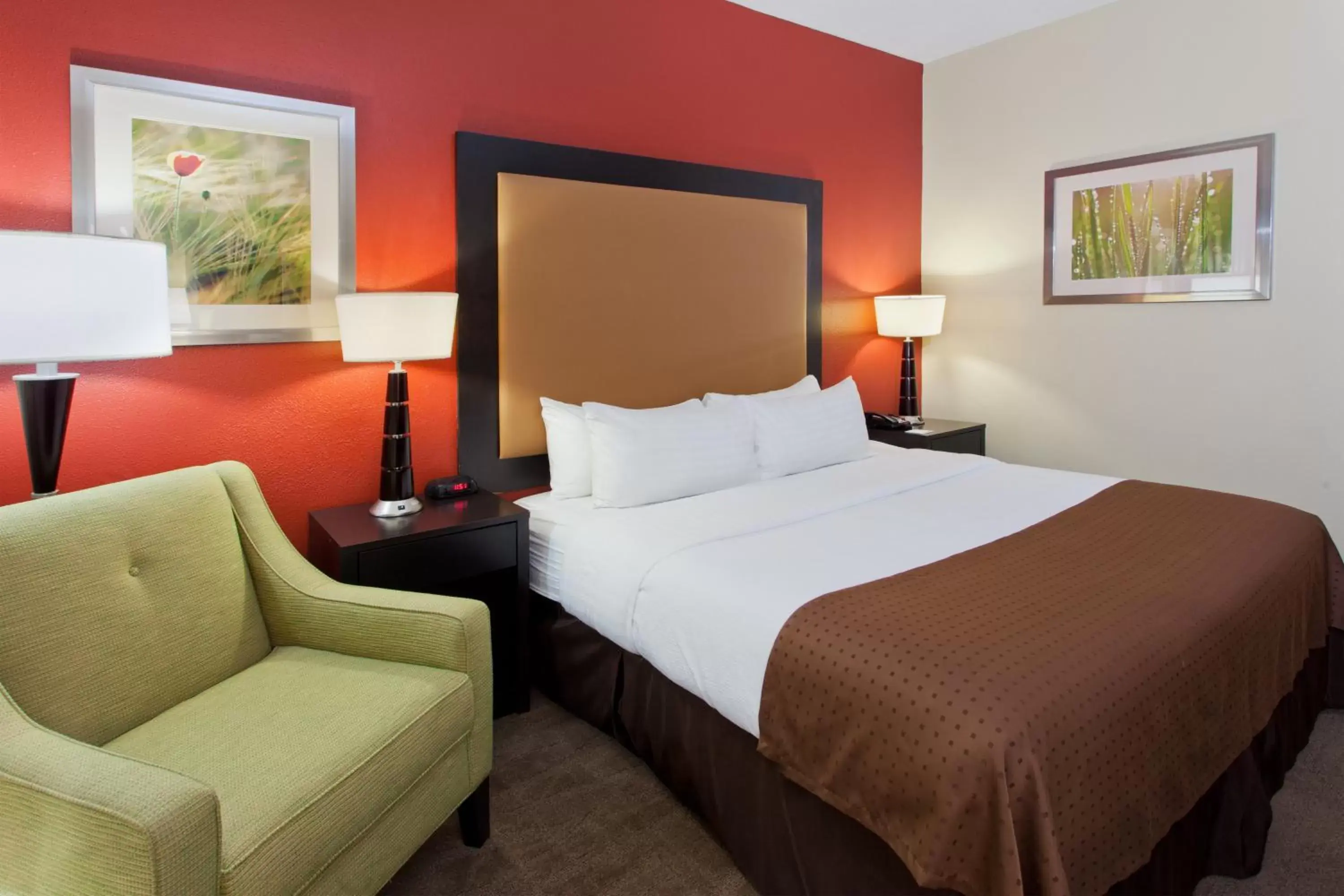 Photo of the whole room, Bed in Holiday Inn Shreveport Downtown, an IHG Hotel