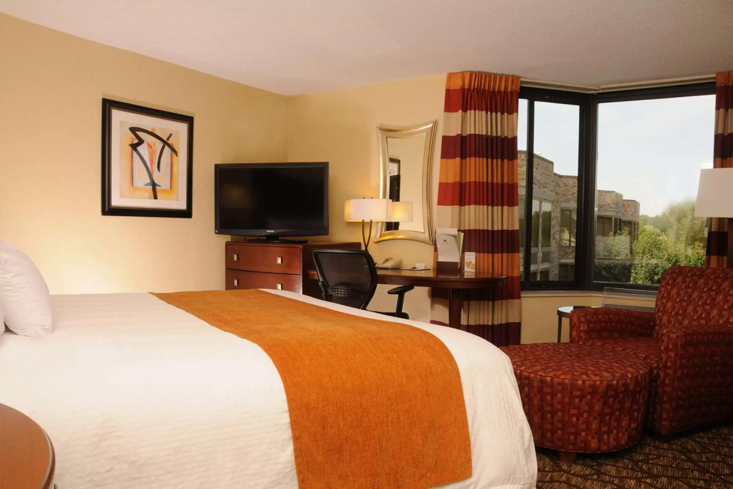 Bed, TV/Entertainment Center in DoubleTree by Hilton Hotel Oak Ridge - Knoxville