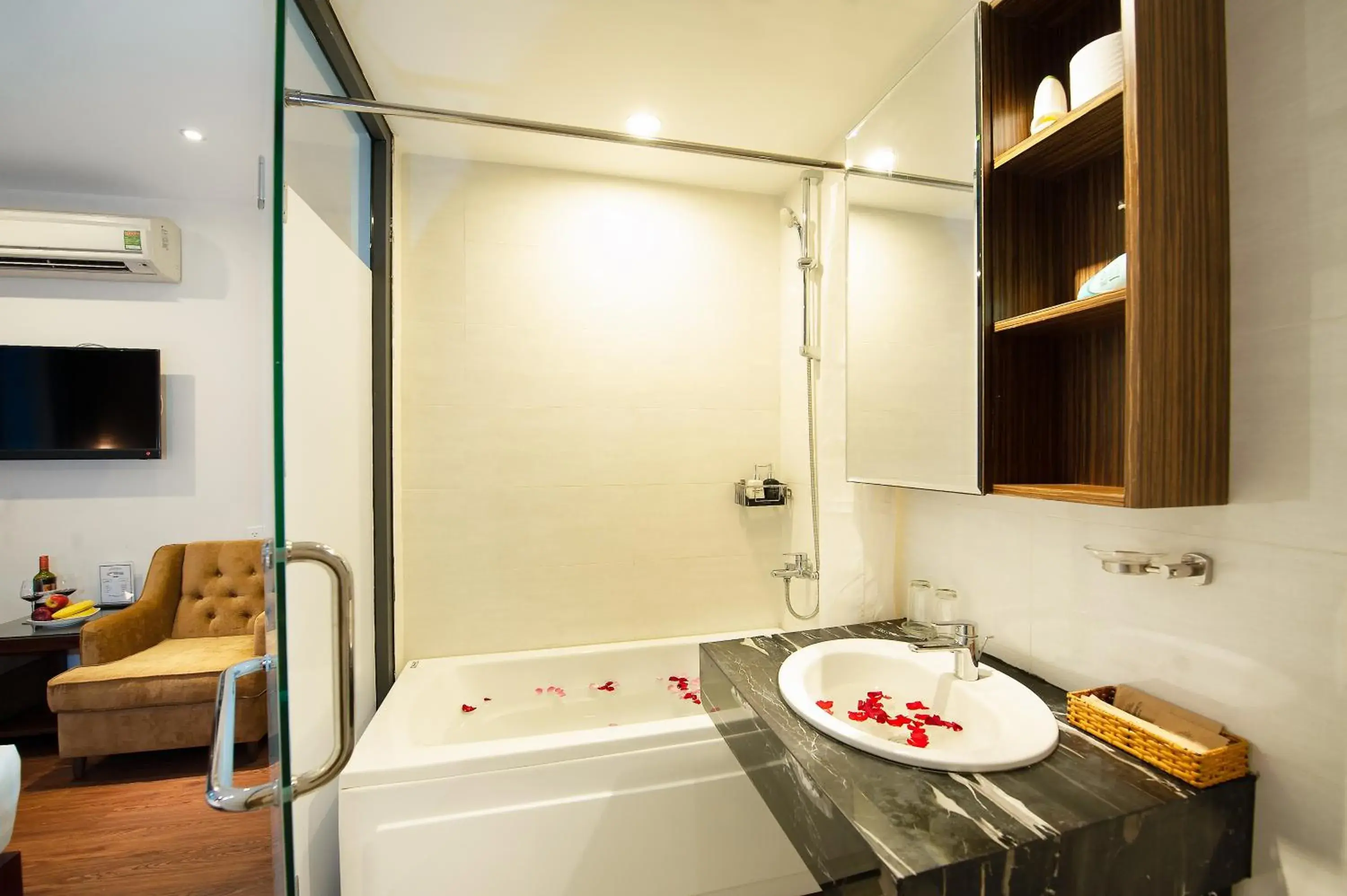 Shower, Bathroom in Saigonciti Hotel