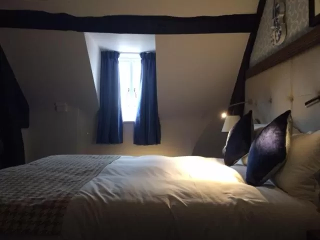 Shower, Bed in The Crown Wetherspoon