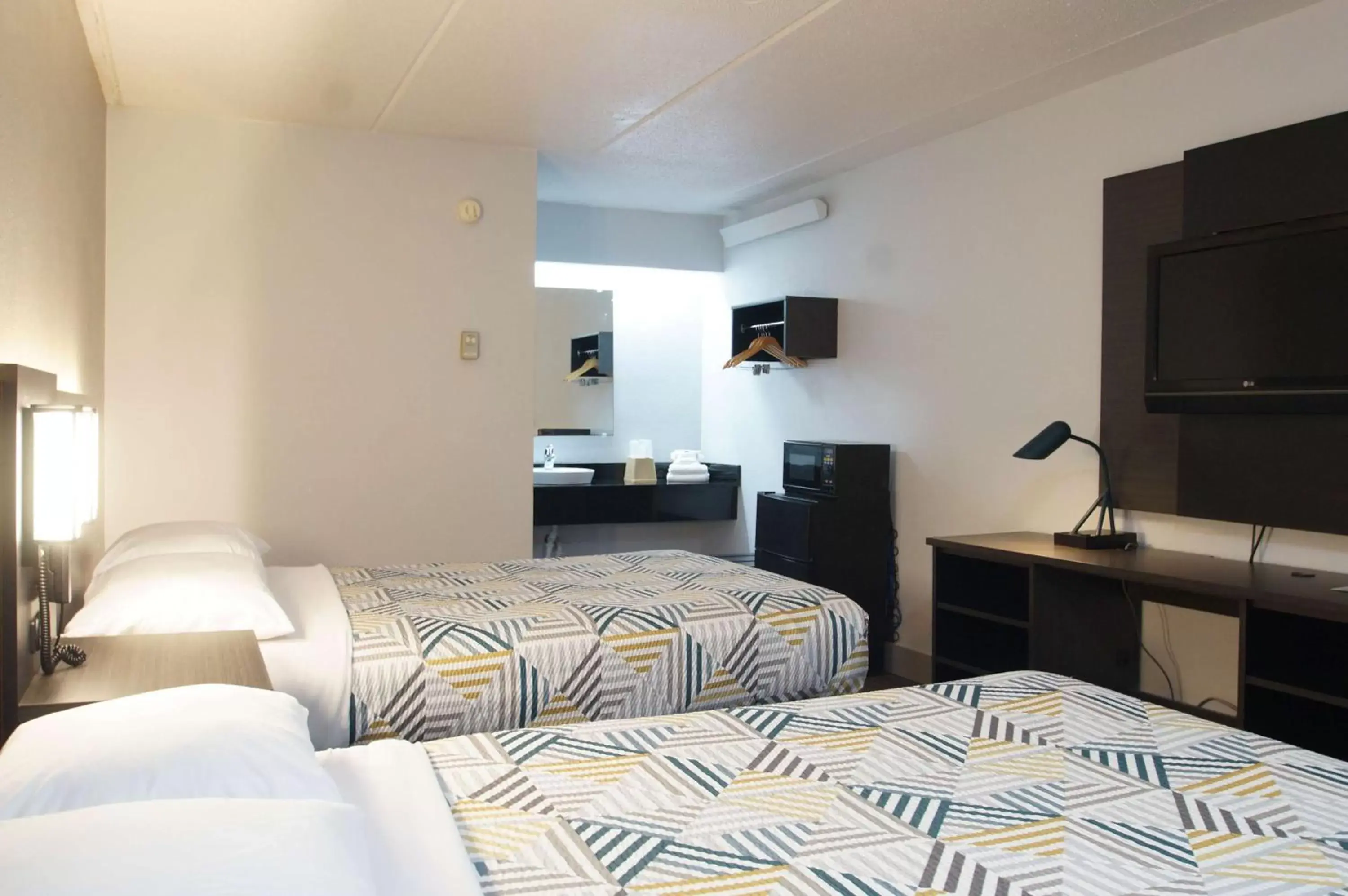 Quadruple Room - Smoking in Motel 6-Charlotte, NC - Coliseum Quadruple Room - Smoking in Motel 6-Charlotte, NC - Coliseum