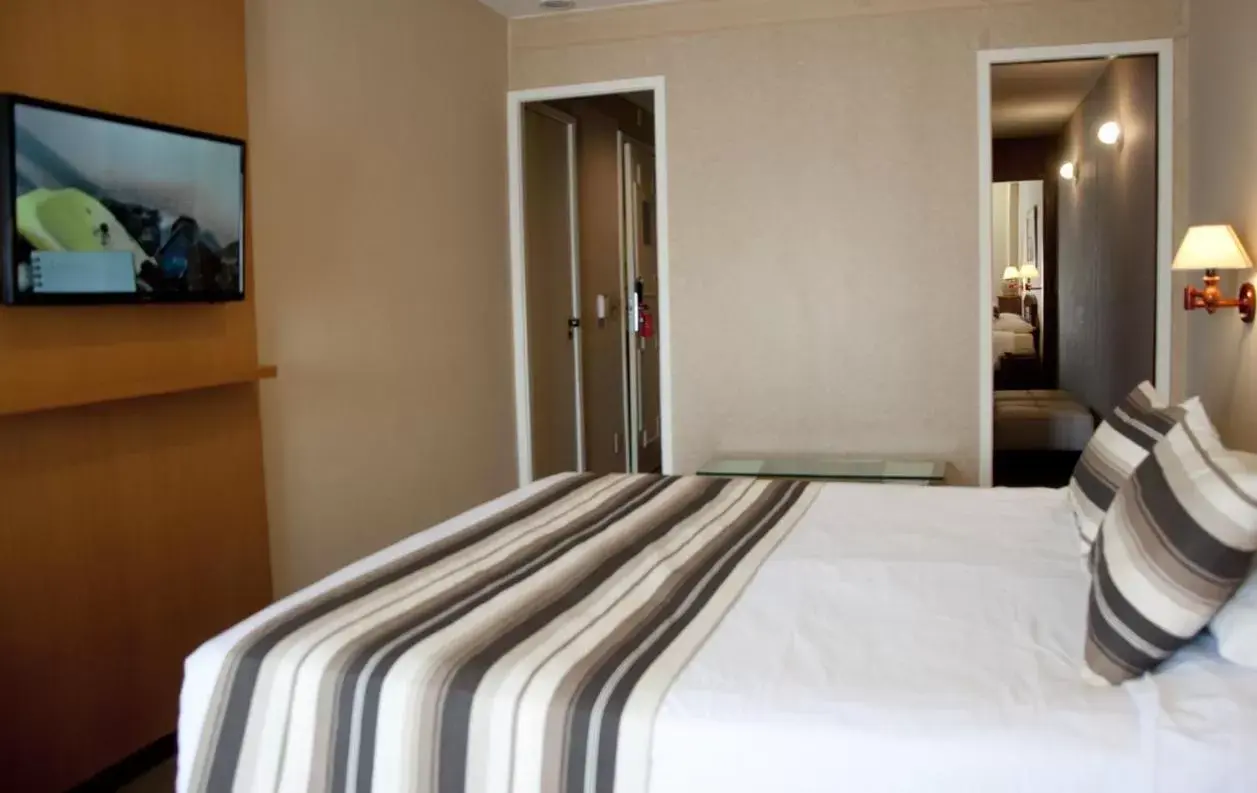 Bed in Augusto's Copacabana Hotel Bed in Augusto's Copacabana Hotel