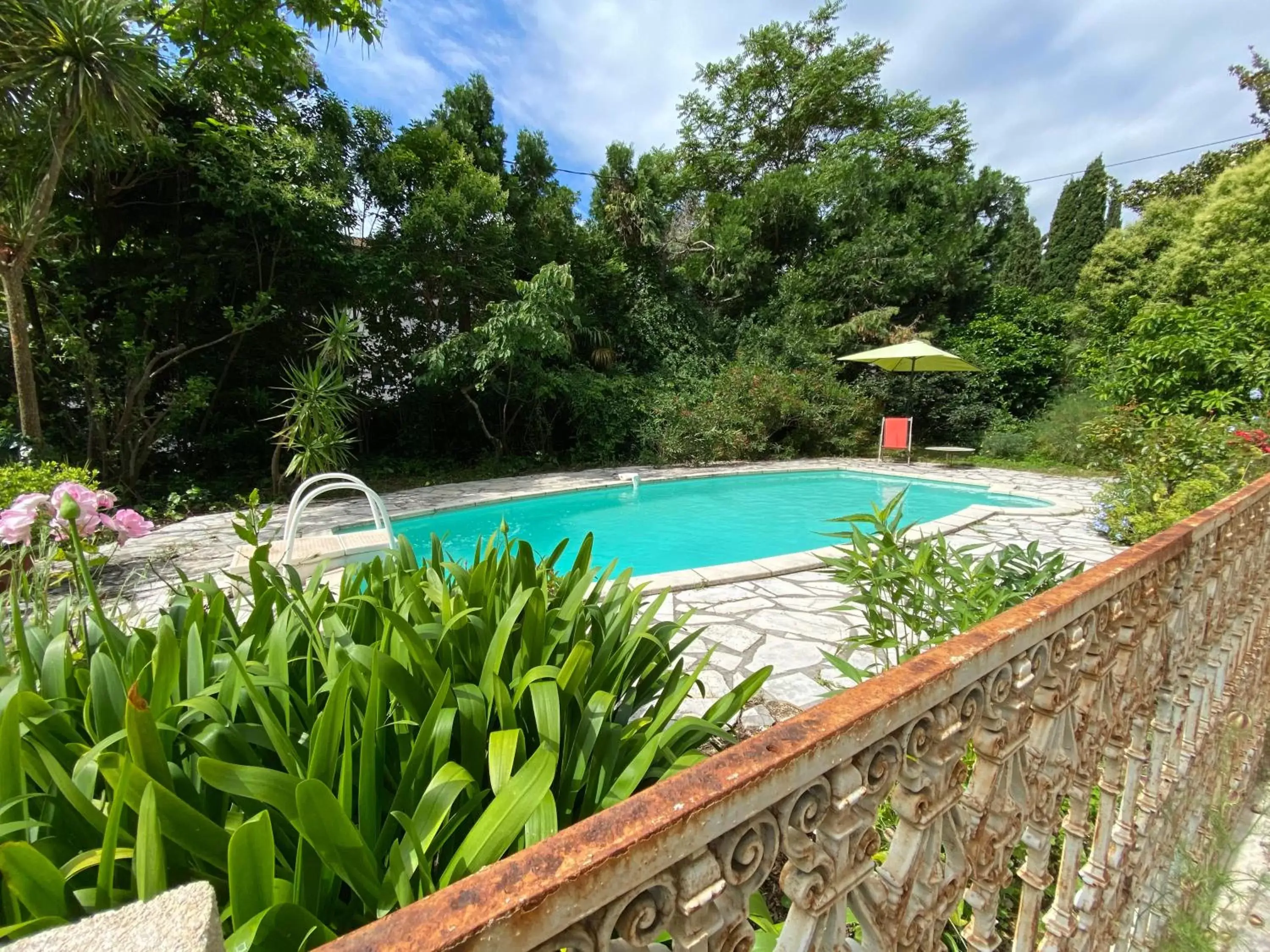 Swimming Pool in Villa Riviera Chambres dHôtes