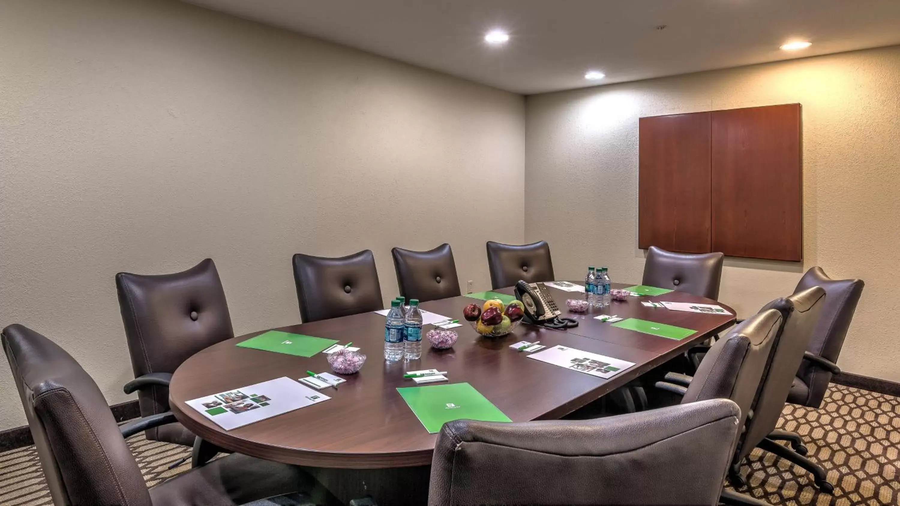 Meeting/conference room in Holiday Inn North Quail Springs, an IHG Hotel