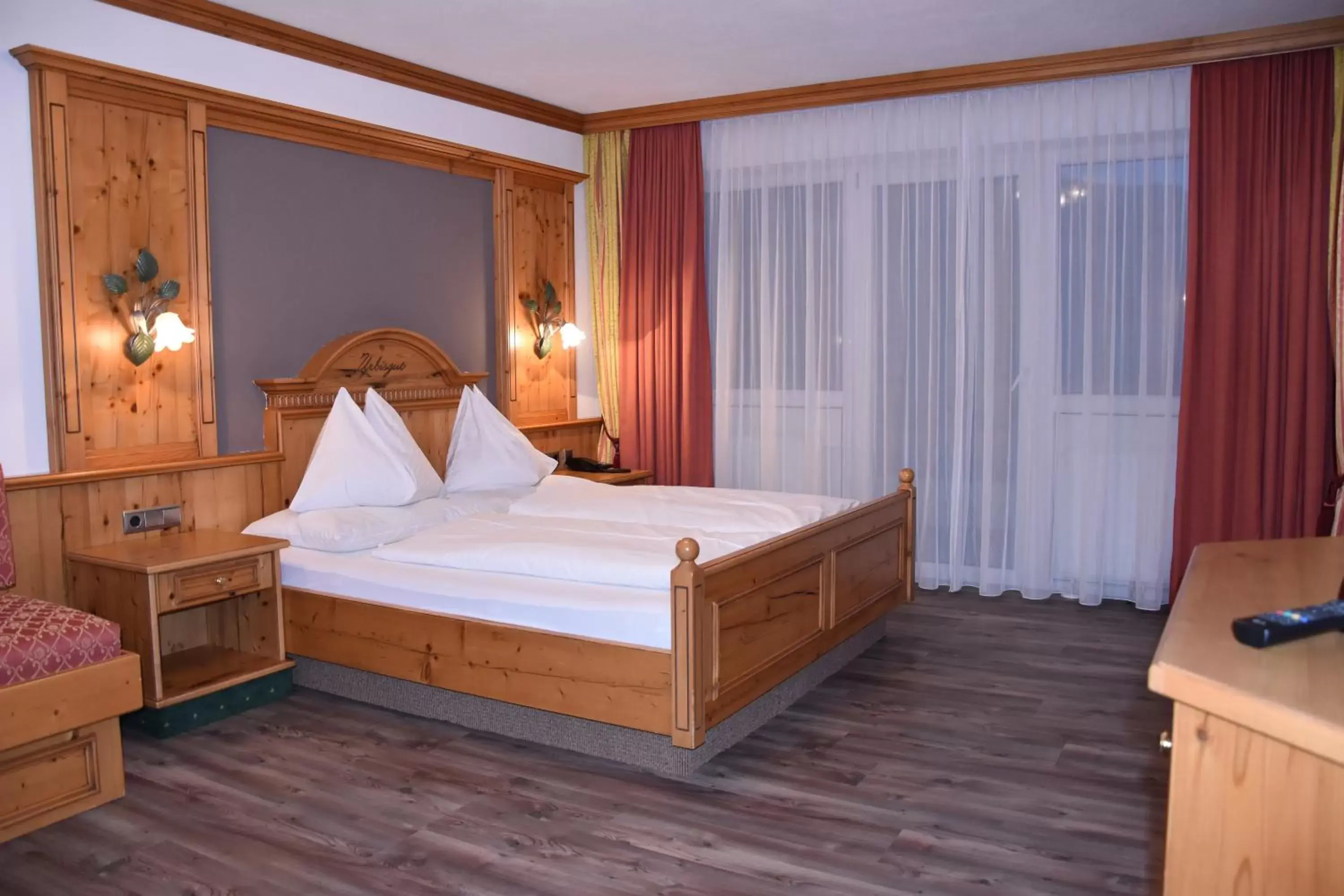 Photo of the whole room, Bed in Hotel Das Urbisgut