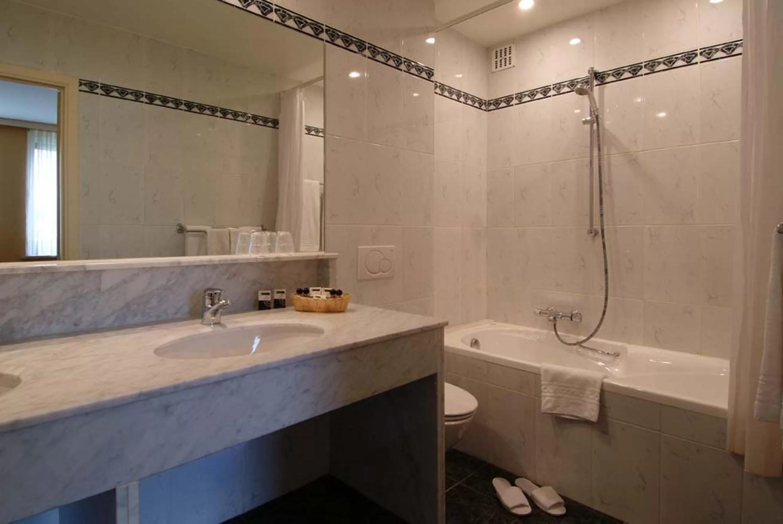 Bathroom in Flanders Hotel