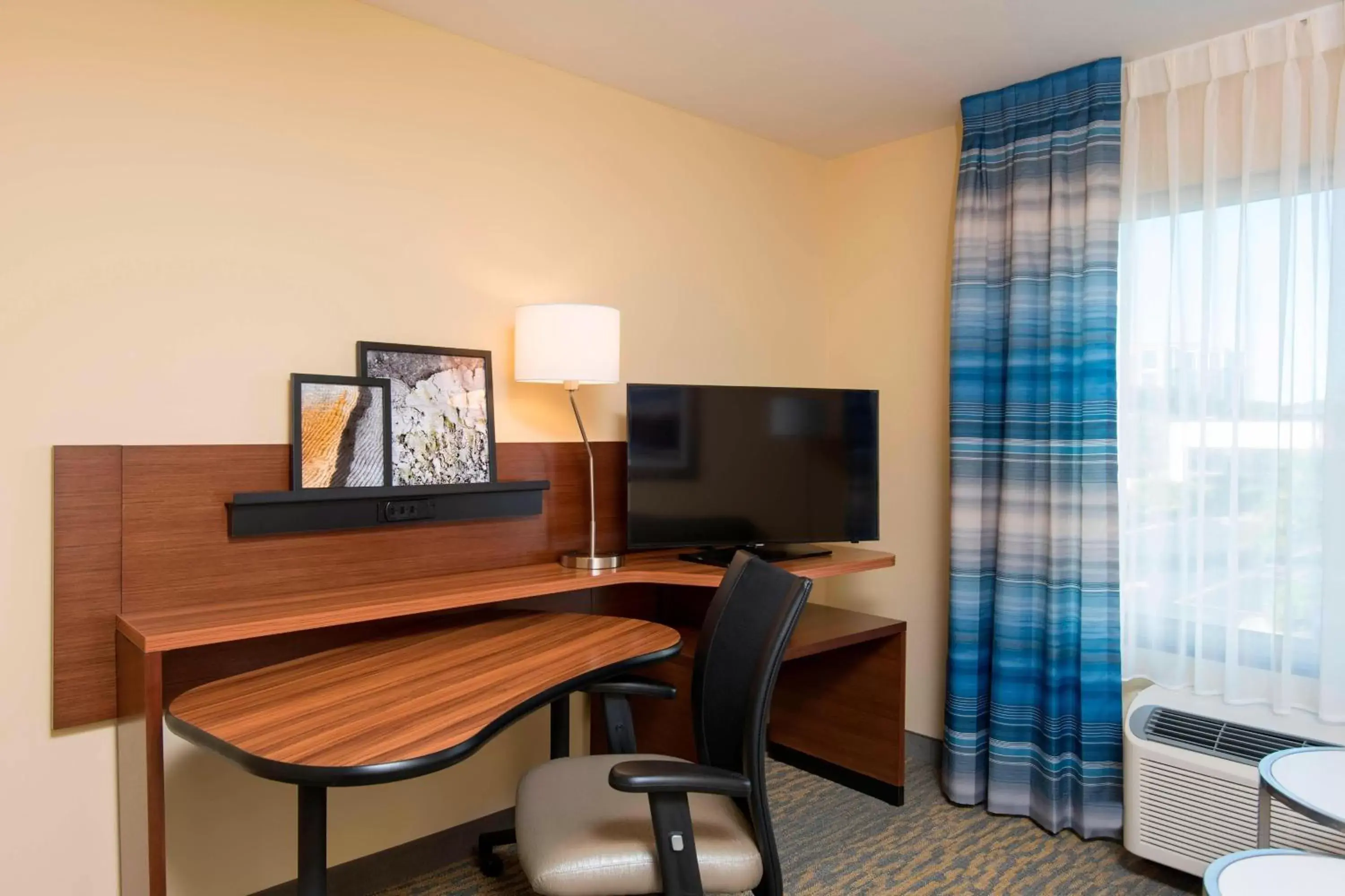 Bedroom, TV/Entertainment Center in Fairfield Inn & Suites by Marriott Tampa Westshore/Airport