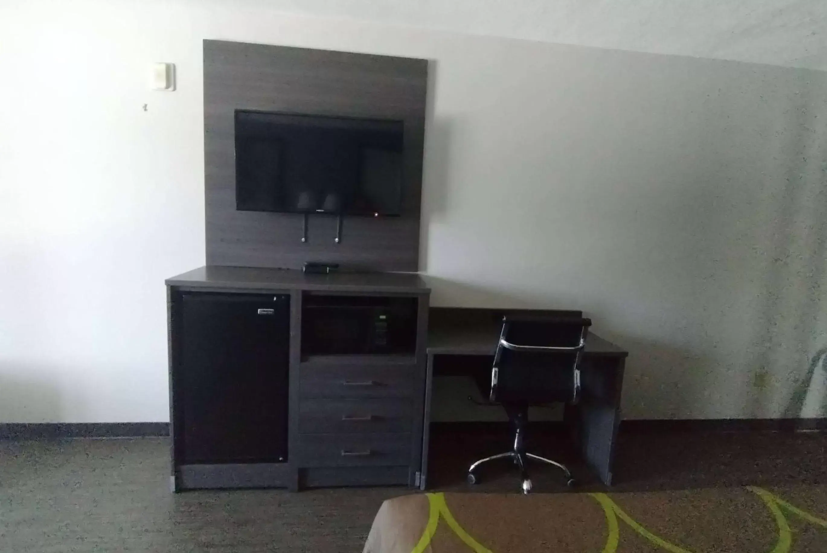 Photo of the whole room, TV/Entertainment Center in Super 8 by Wyndham Dania/Fort Lauderdale Arpt