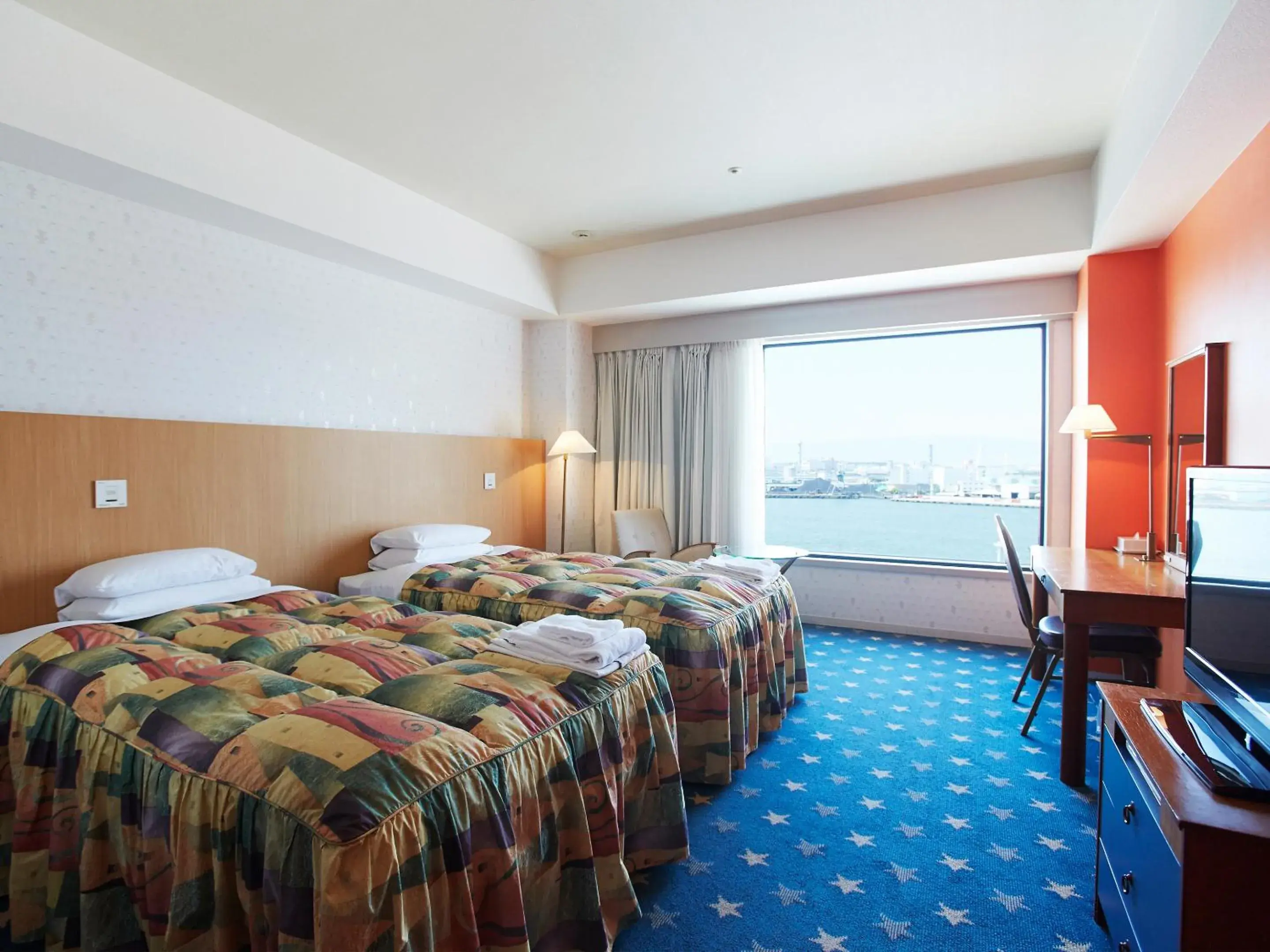 Photo of the whole room, Bed in Hotel Seagull Tempozan Osaka