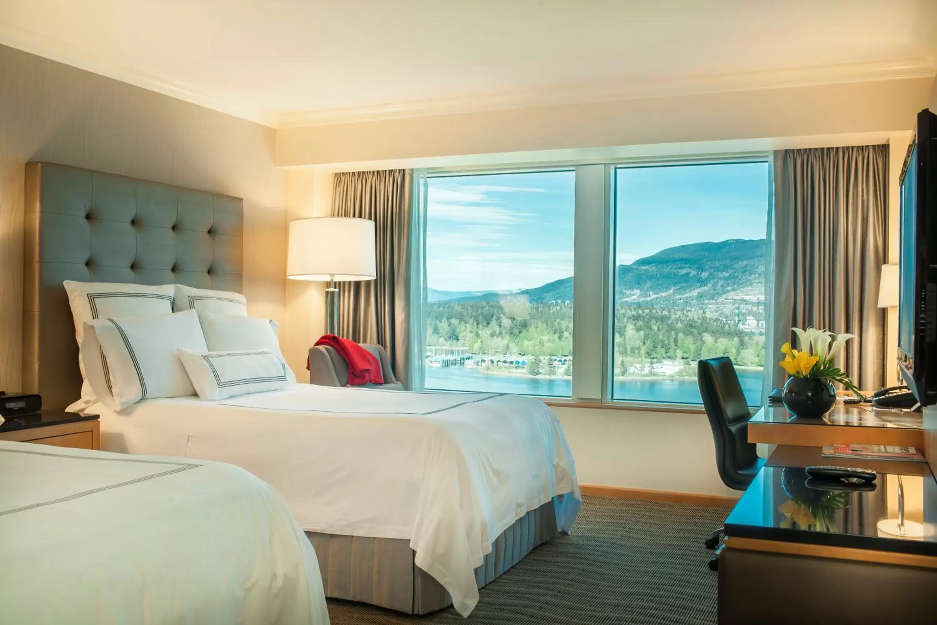 Bed, Mountain View in Pan Pacific Vancouver