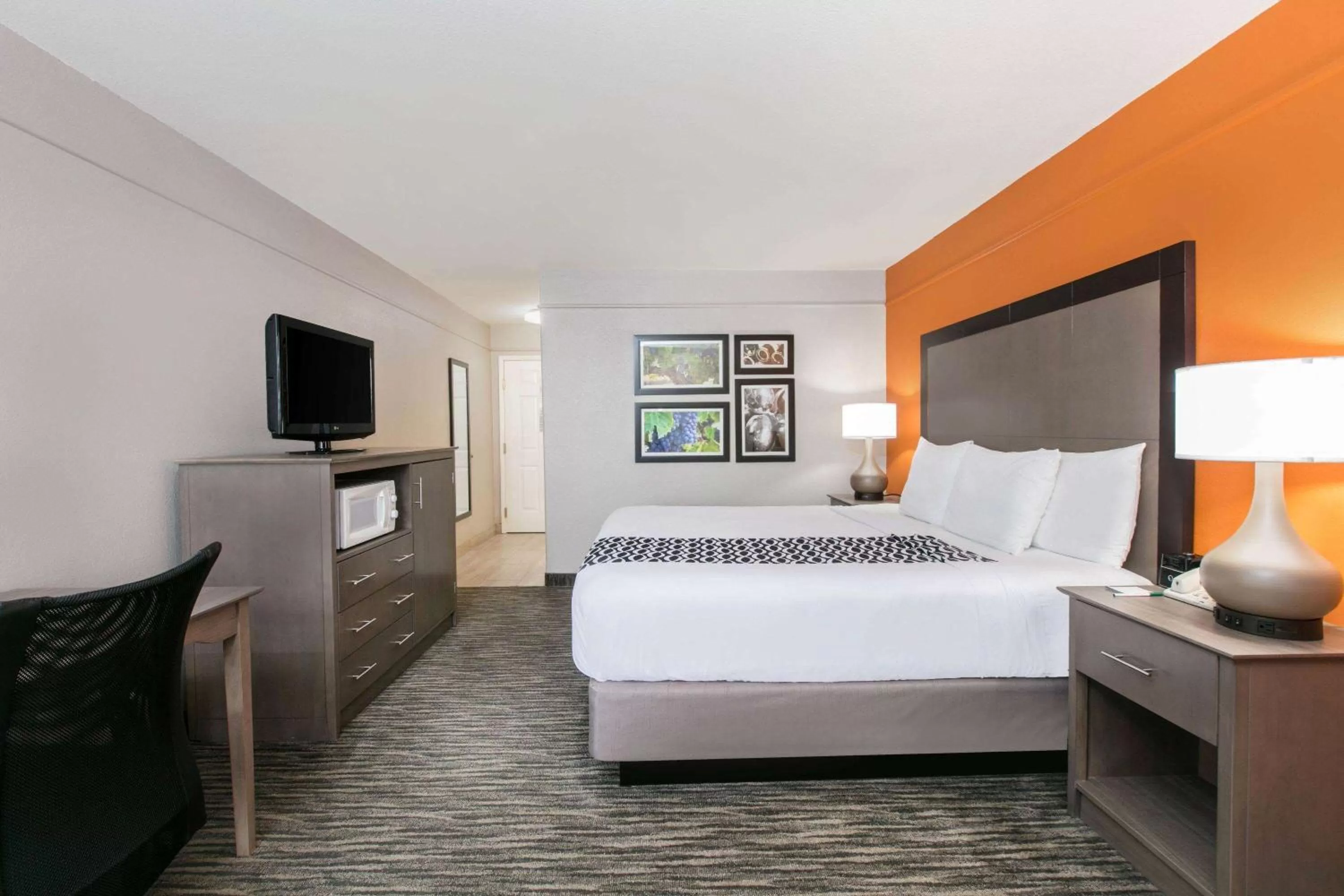 Photo of the whole room, Bed in La Quinta by Wyndham Fredericksburg