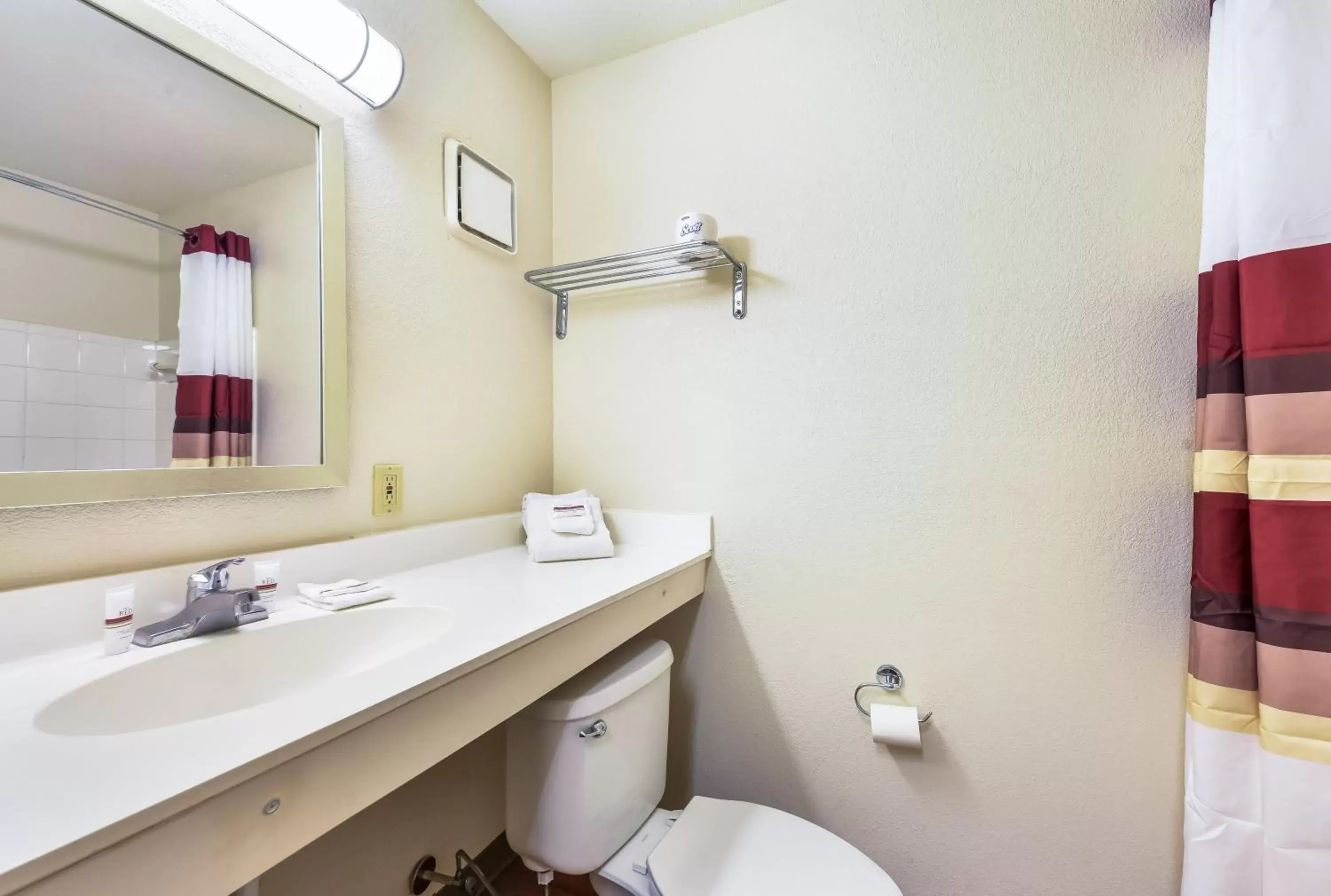 Bathroom in HomeTowne Studios by Red Roof Dallas - North Addison - Tollway