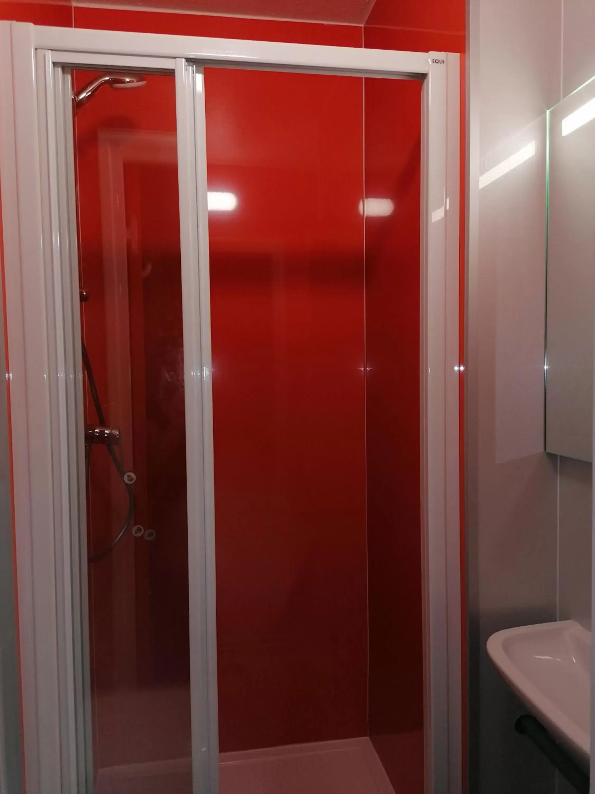 Bathroom in Kyriad Direct Martigues