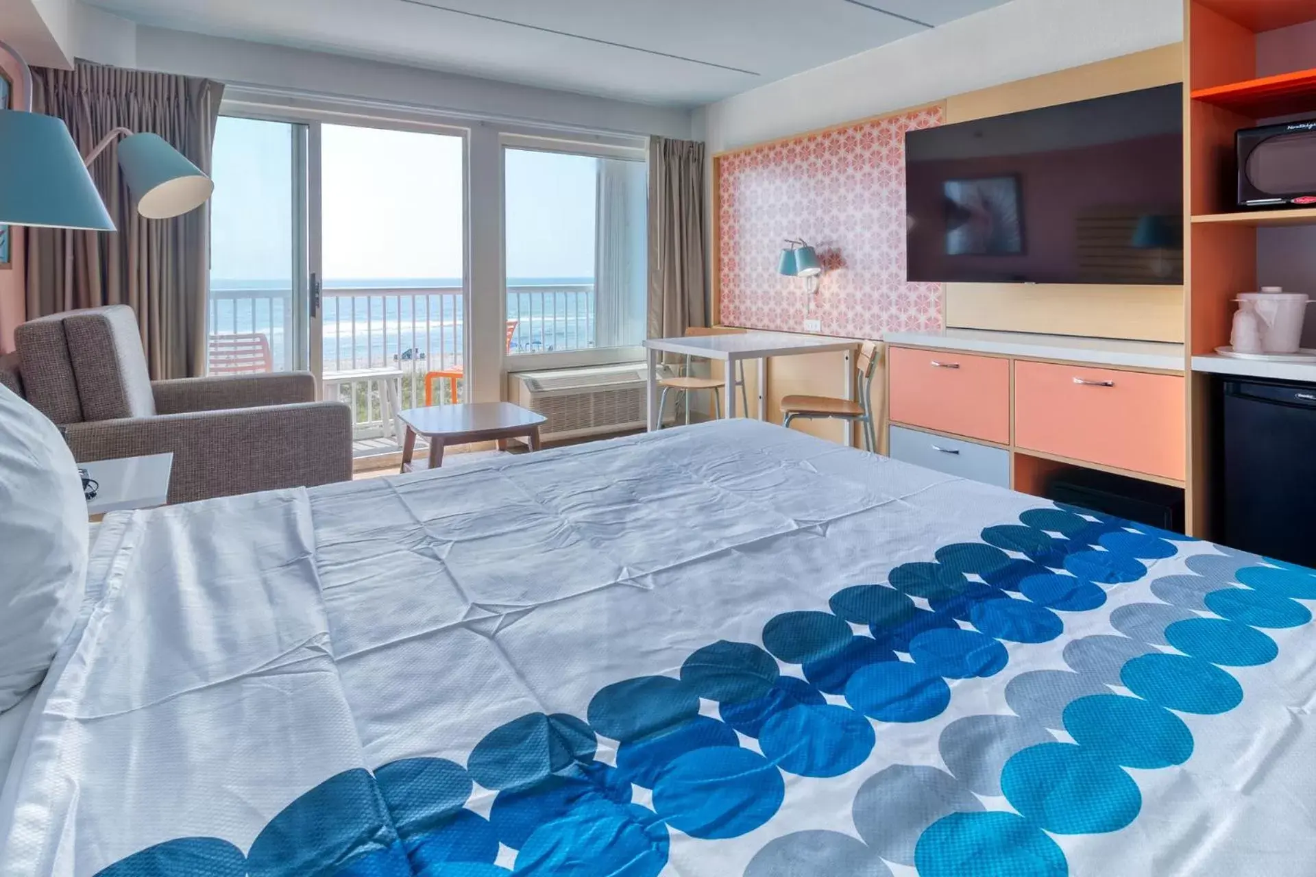 Bed in Golden Sands Oceanfront Hotel